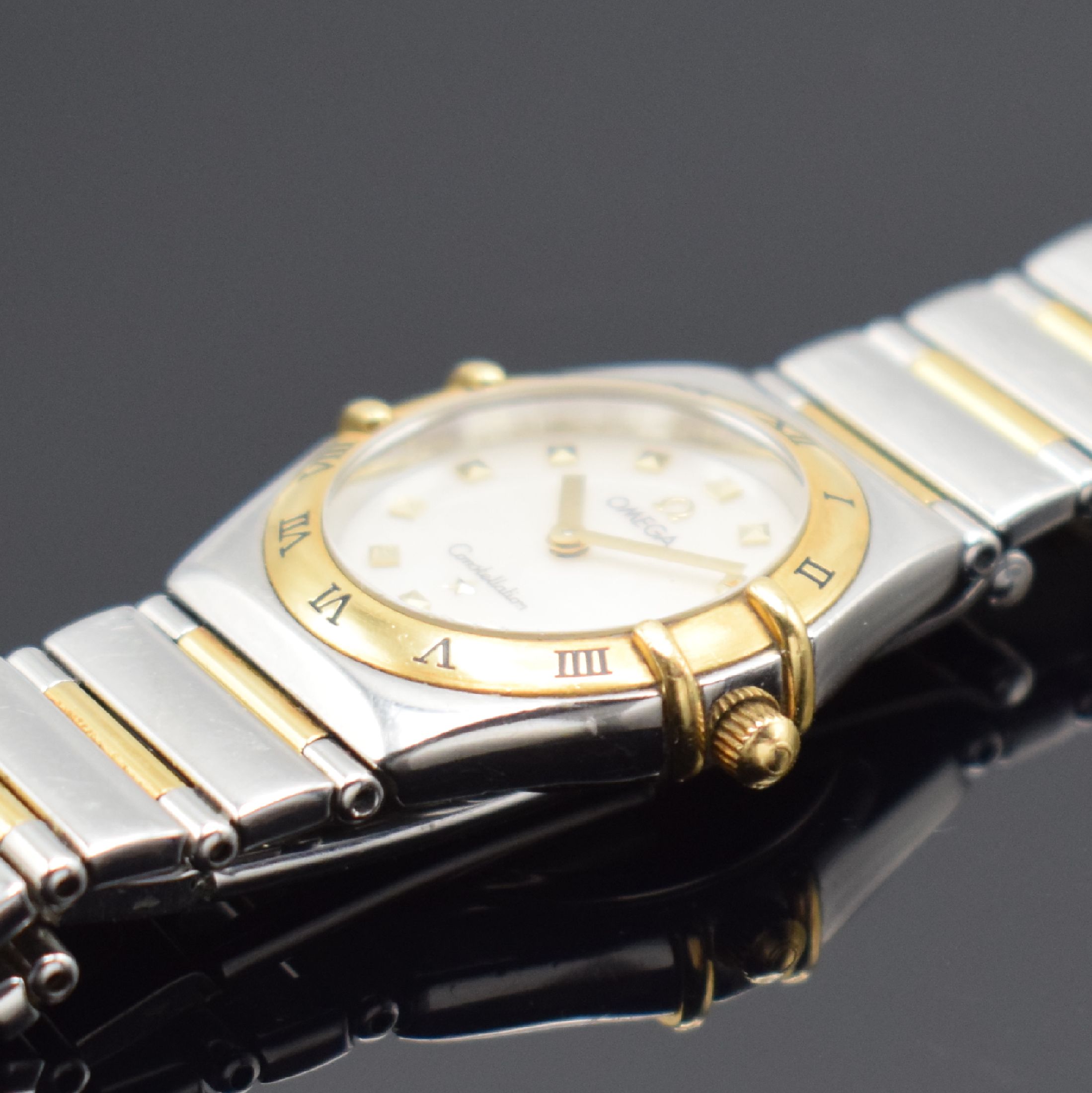 Detail c: OMEGA Constellation Damenarmbanduhr in Stahl/Gold, Schweiz um 2000, quarz, Boden aufgedr., Gliederband m. Faltschl., Lünette m. röm. Zahlen, ...