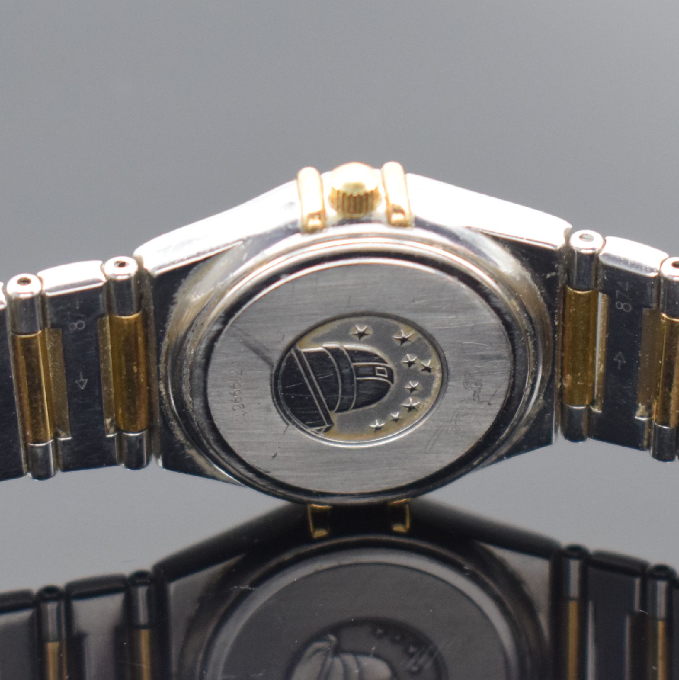 Detail d: OMEGA Constellation Damenarmbanduhr in Stahl/Gold, Schweiz um 2000, quarz, Boden aufgedr., Gliederband m. Faltschl., Lünette m. röm. Zahlen, ...
