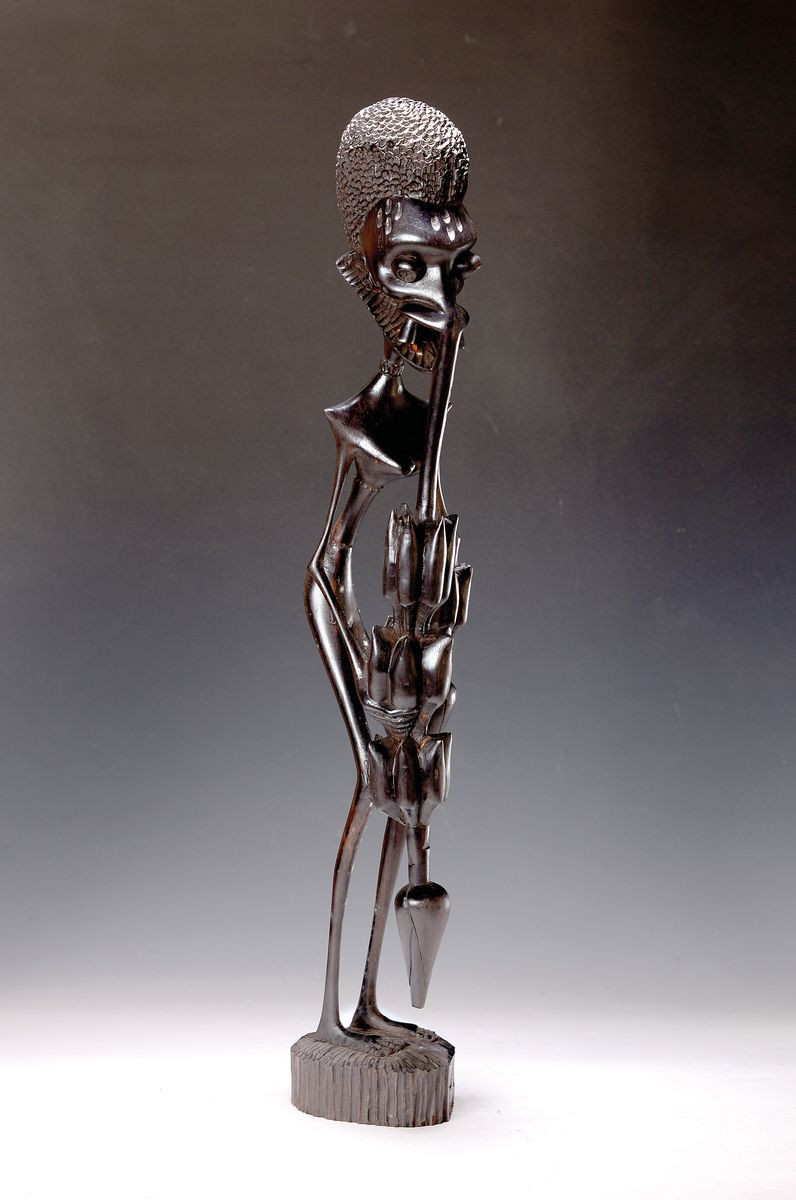 Kasti, Bildschnitzer der Makonde, Tansania, um 1970-90, Hartholz monoxyl geschnitzt, geschwärzt, stehende weibliche Figur wohl mit Bananenstauden in ...
