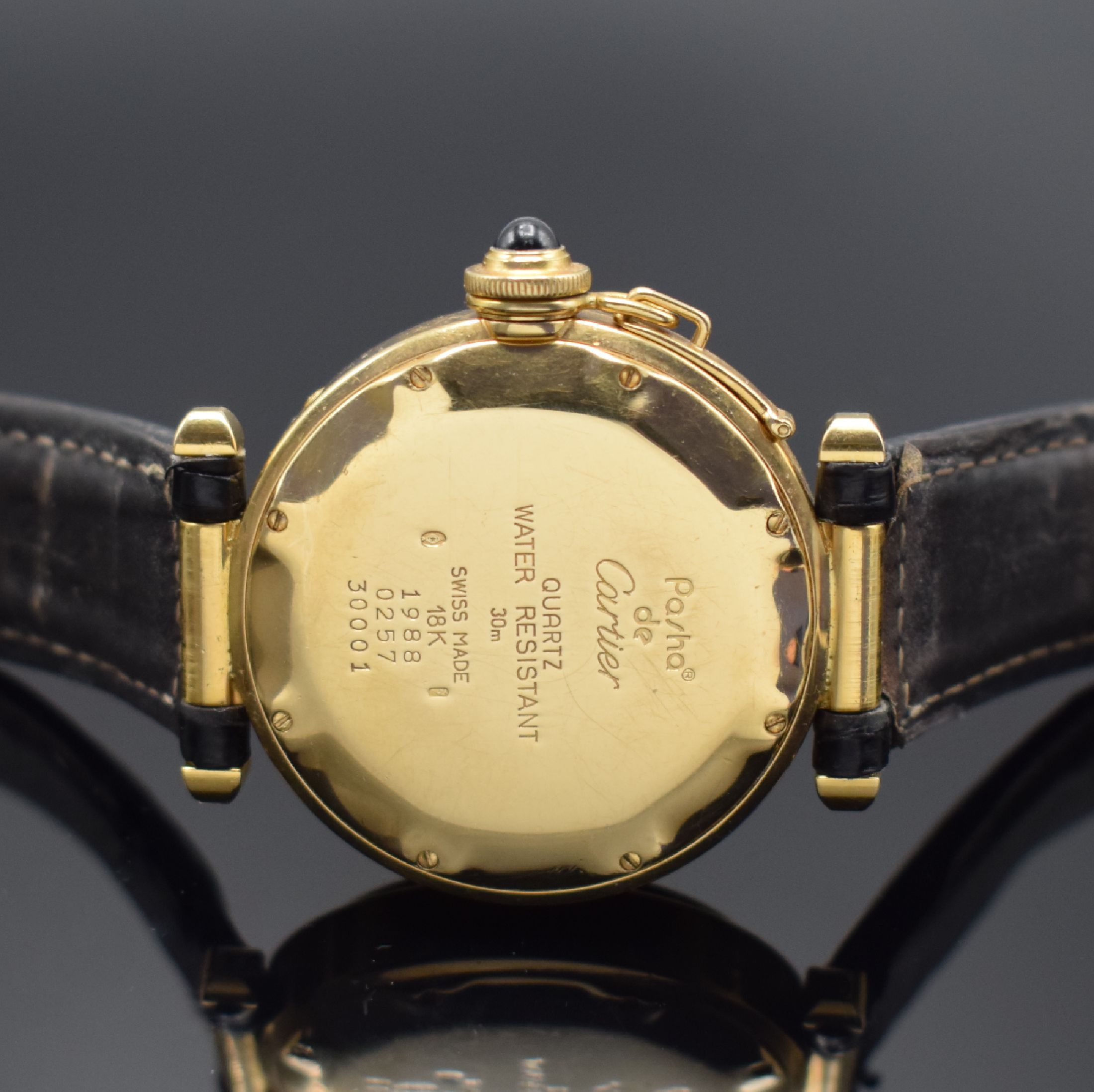 Detail e: CARTIER Armbanduhr Modellserie Pasha in GG 750/000 Referenz 30001, Schweiz um 1995, quarz, Boden 8-fach verschr., orig. Lederband m. orig. GG 750/000 ...