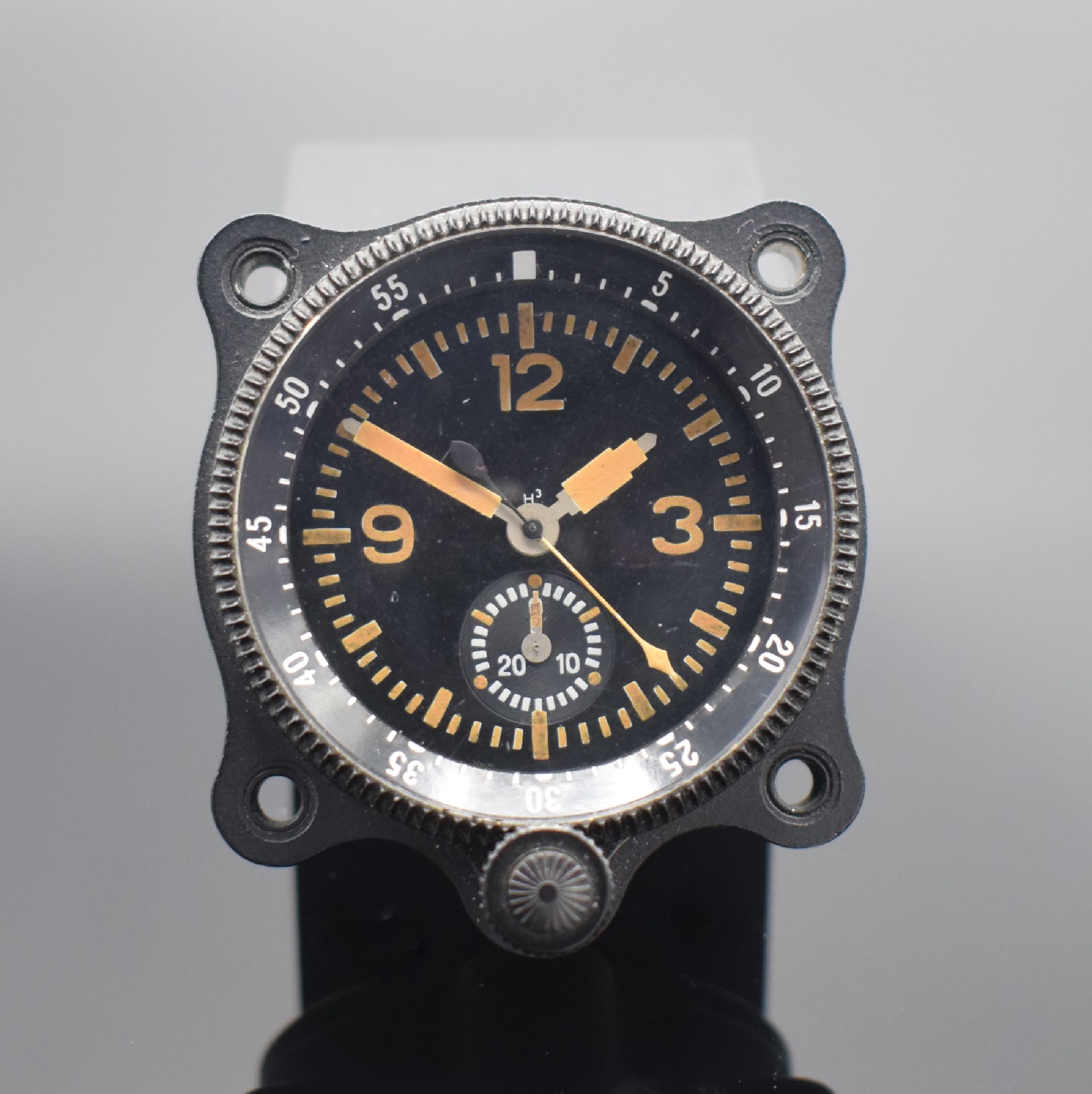 Einbauborduhr mit Schaltradchronograph Kaliber Valjoux 5, Schweiz um 1965, geschwärztes Aluminium-Geh., vergl. Boden 3-fach verschr., innenliegende ...