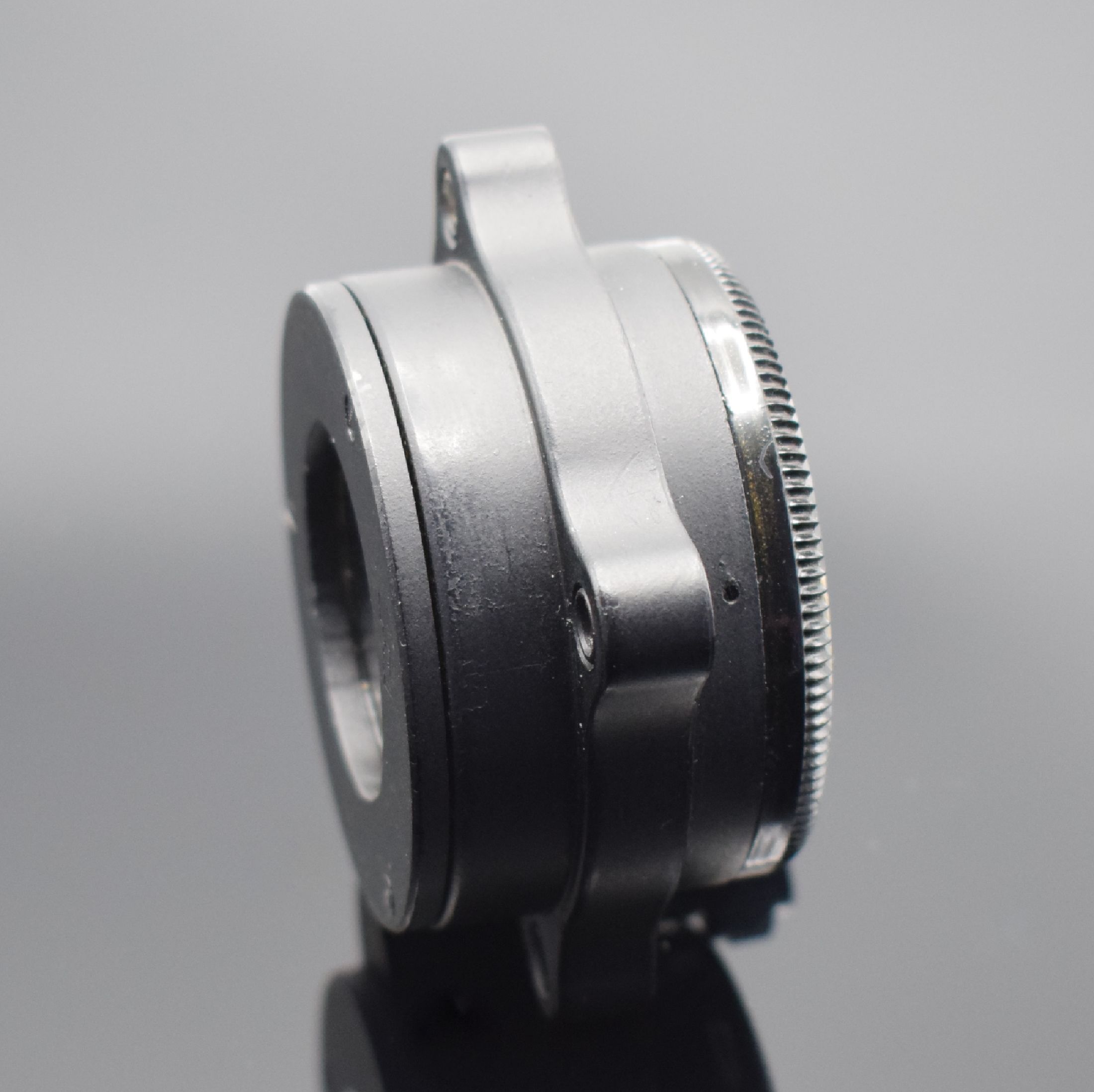 Detail b: Einbauborduhr mit Schaltradchronograph Kaliber Valjoux 5, Schweiz um 1965, geschwärztes Aluminium-Geh., vergl. Boden 3-fach verschr., innenliegende ...