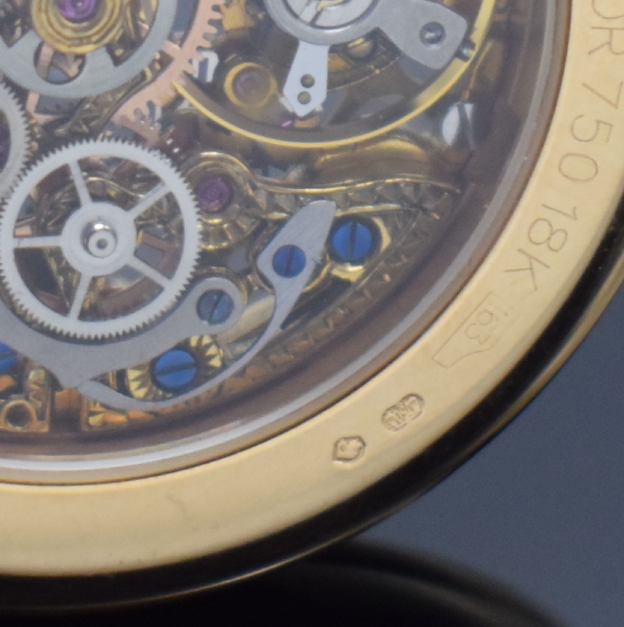 Detail f: SINN extrem seltener, skelettierter Schaltradchronograph in GG 750/000, wohl Prototyp, Deutschland um 1990, 3-teil. Geh. beids. vergl., Boden und ...