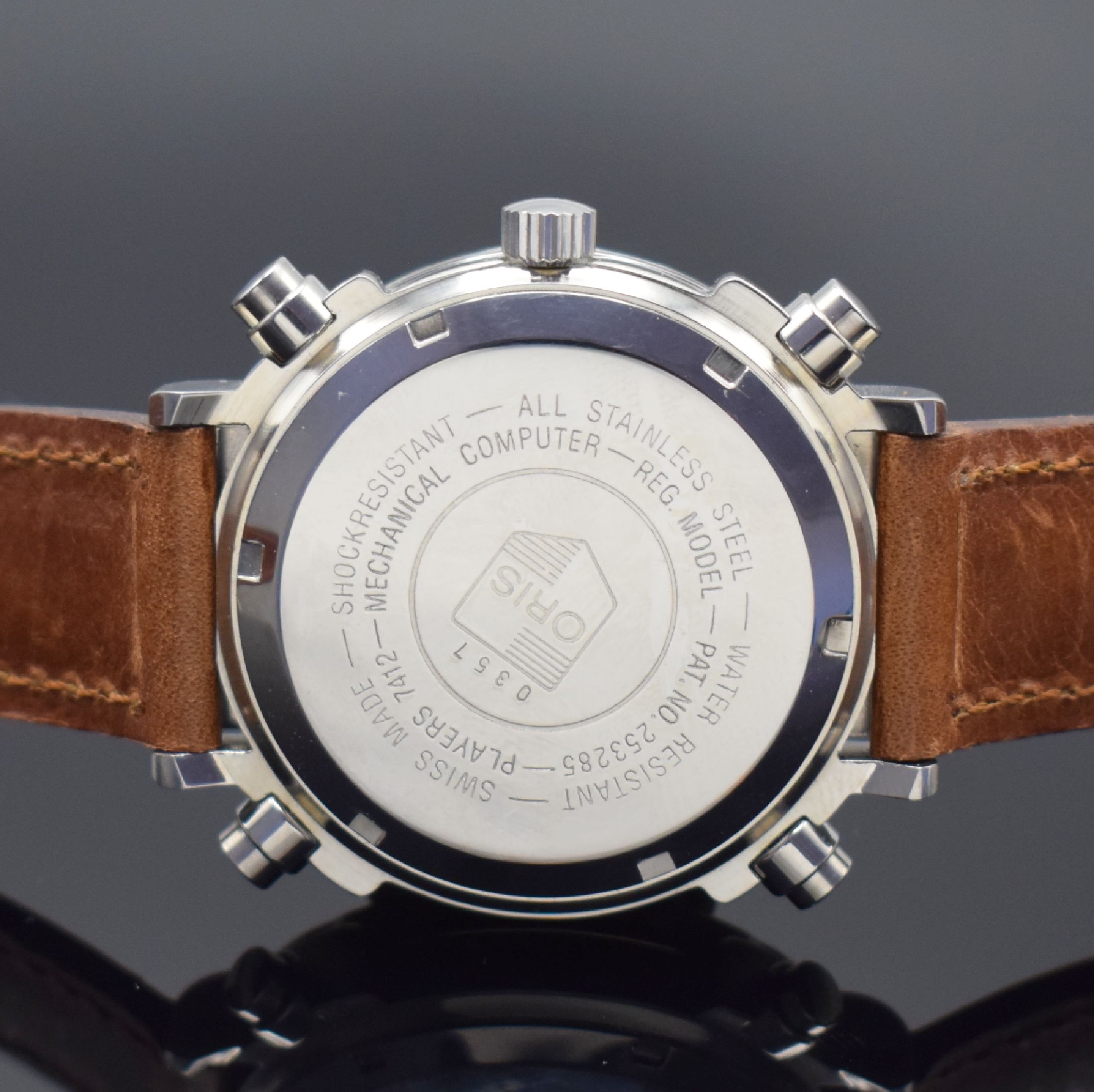 Detail d: ORIS Players Herrenarmbanduhr, Automatik, Schweiz um 2000, zum festhalten sportlicher Ergebnisse (z. B. Golf), Edelstahlgeh. z. T. mattiert, Boden ...