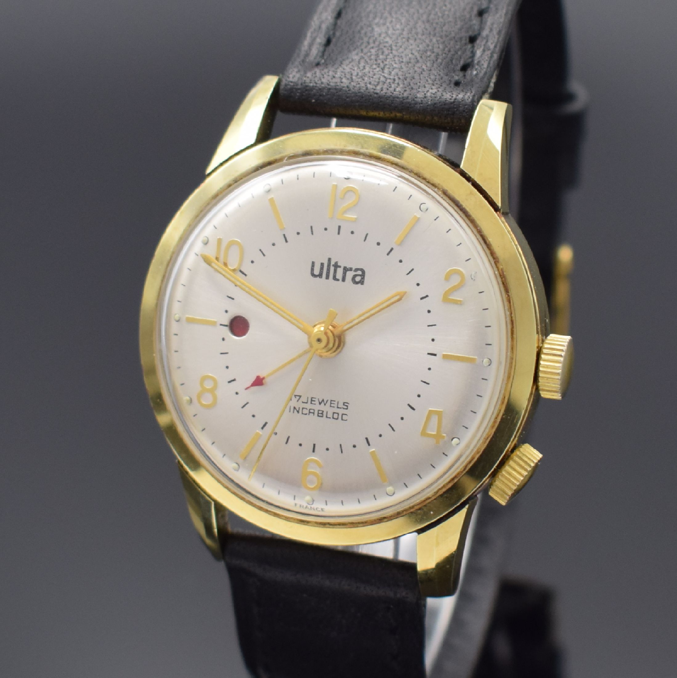 Detail a: ULTRA Armbandwecker, Handaufzug, Schweiz um 1960, verg. Metallgeh., Edelstahlboden verschr., Weckbereitschaftsfenster bei 9, Kal. Venus 230, ...