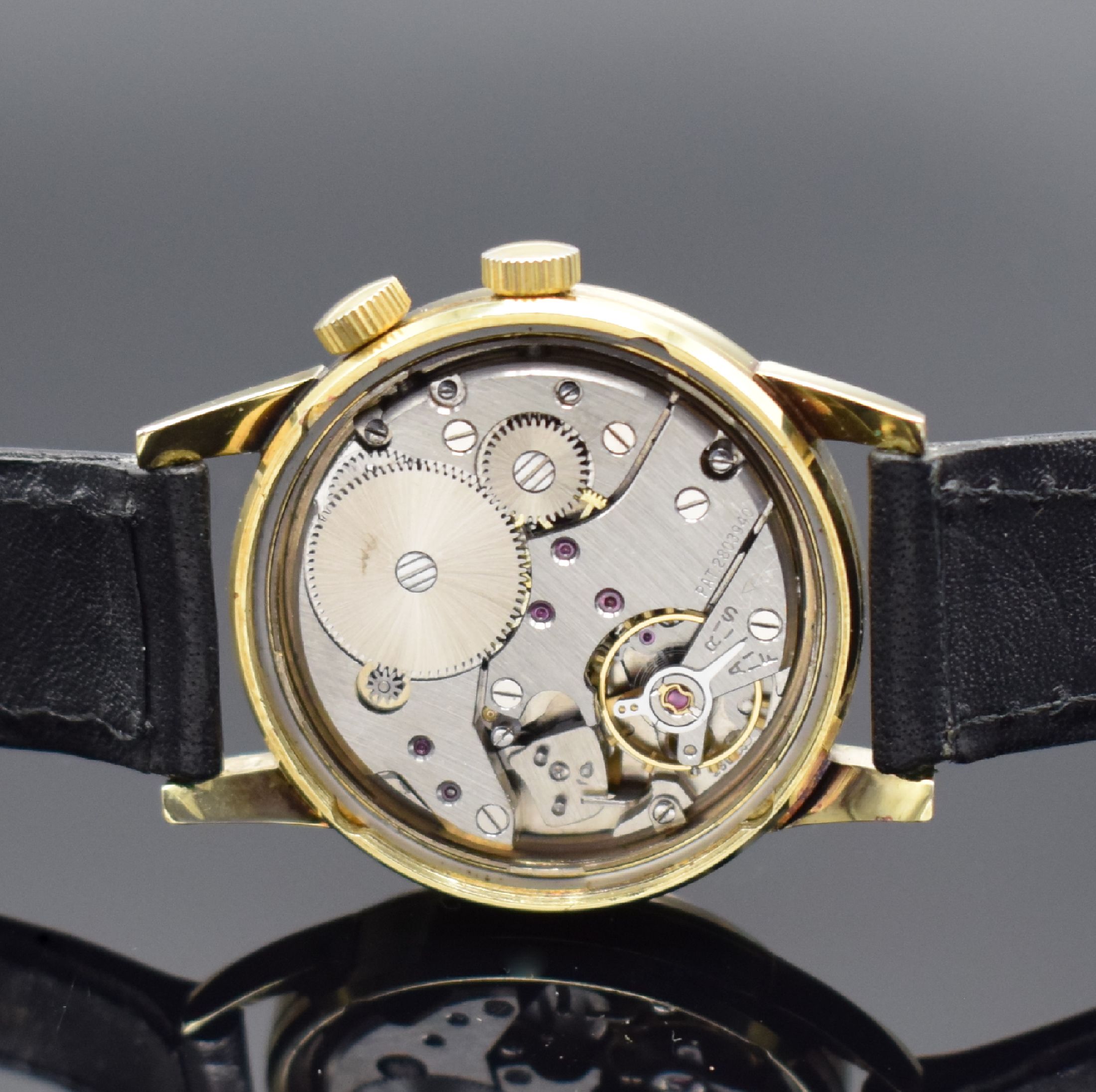 Detail e: ULTRA Armbandwecker, Handaufzug, Schweiz um 1960, verg. Metallgeh., Edelstahlboden verschr., Weckbereitschaftsfenster bei 9, Kal. Venus 230, ...