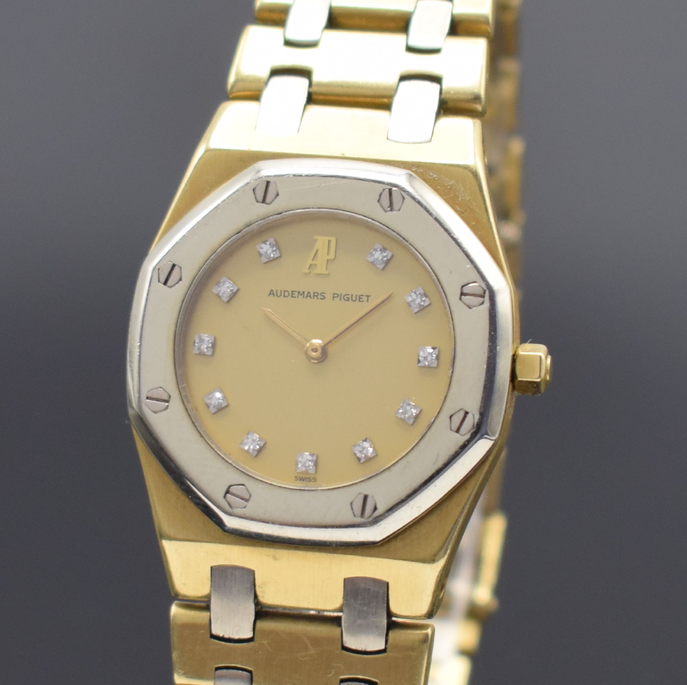 Detail a: AUDEMARS PIGUET feine und seltene Damenarmbanduhr Serie Royal Oak in GG/WG 750/000, GG/WG 750/000 Gliederband m. verd. Faltschl., Lünette gegen ...