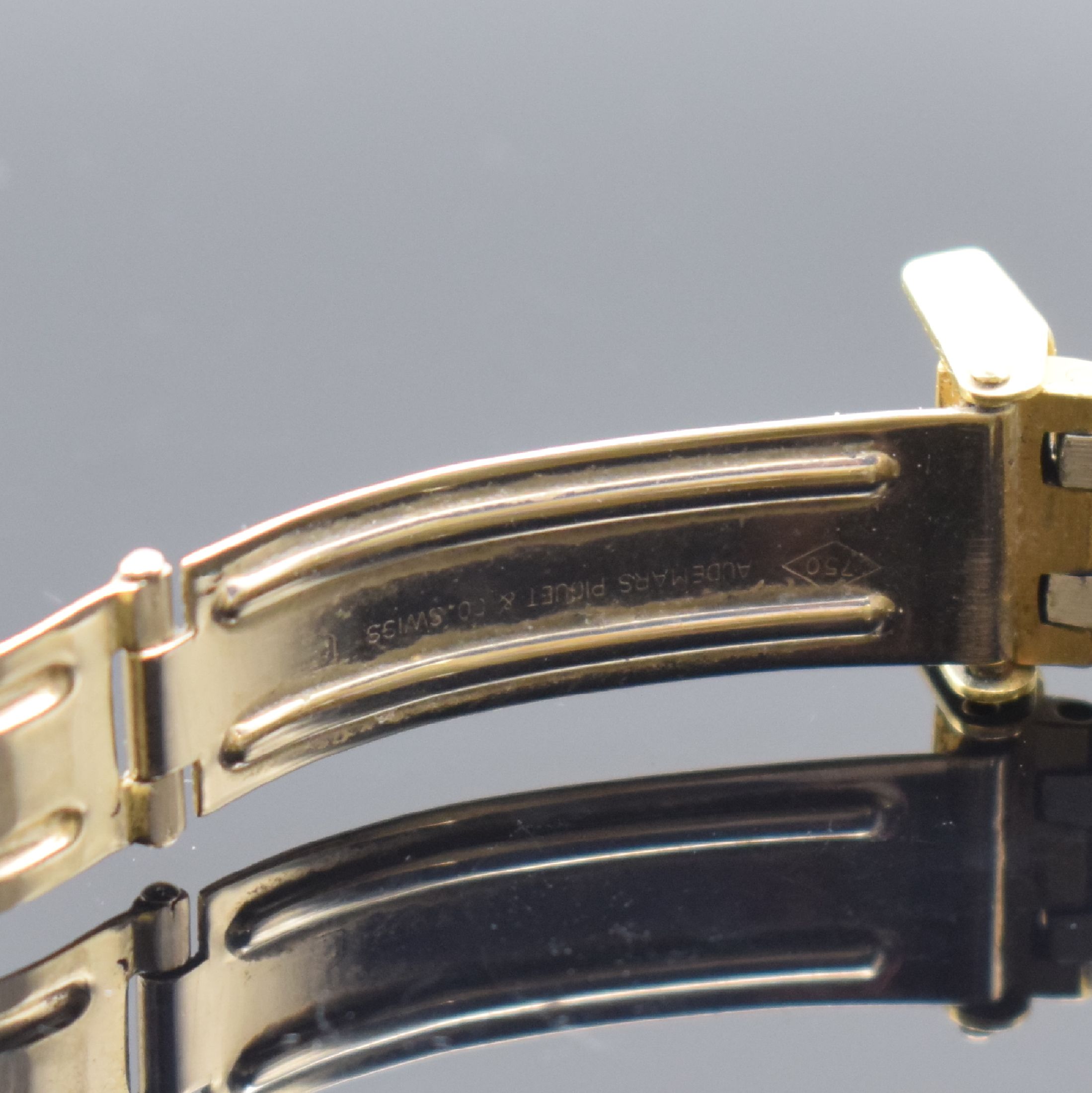 Detail c: AUDEMARS PIGUET feine und seltene Damenarmbanduhr Serie Royal Oak in GG/WG 750/000, GG/WG 750/000 Gliederband m. verd. Faltschl., Lünette gegen ...