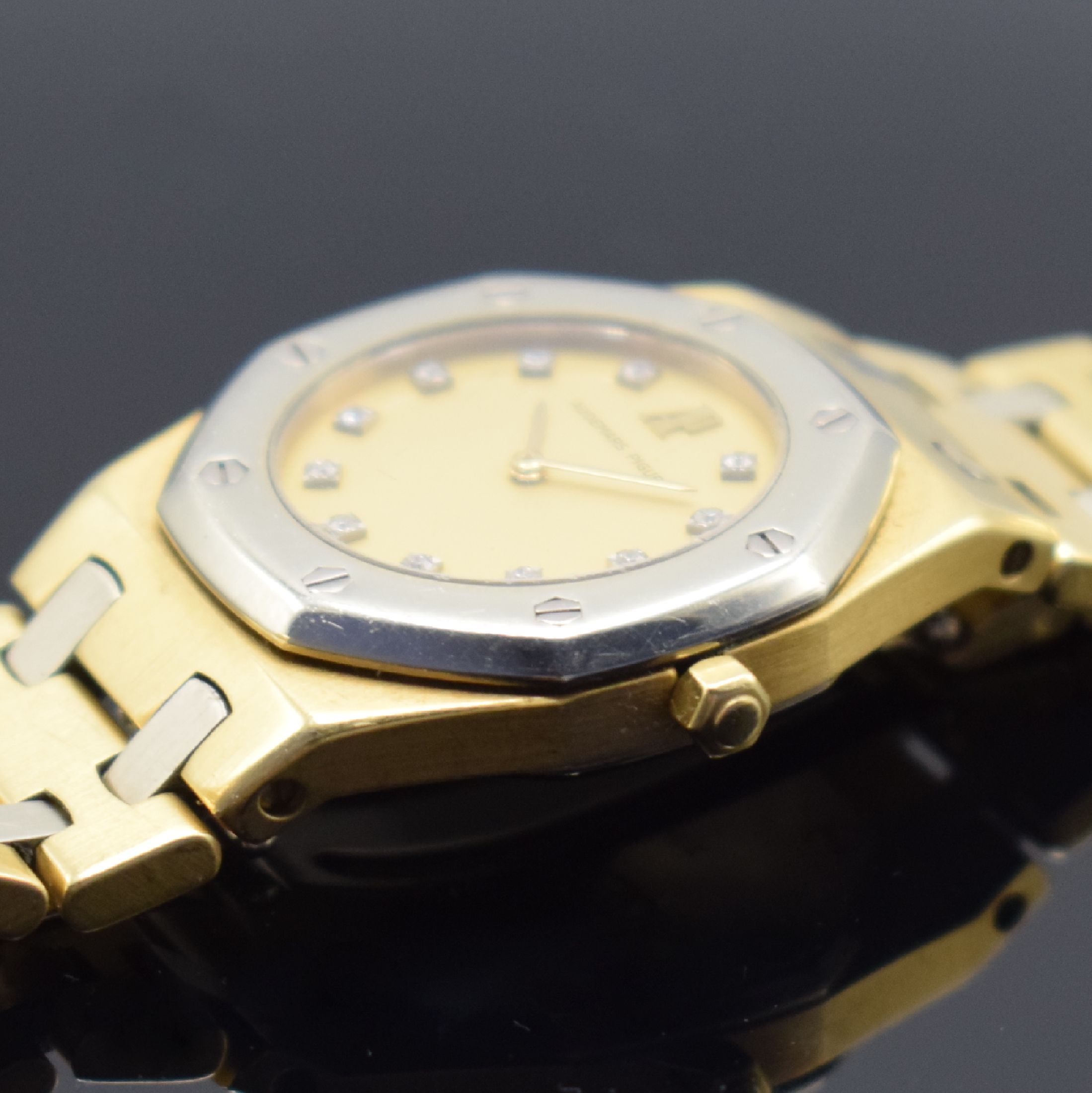 Detail d: AUDEMARS PIGUET feine und seltene Damenarmbanduhr Serie Royal Oak in GG/WG 750/000, GG/WG 750/000 Gliederband m. verd. Faltschl., Lünette gegen ...