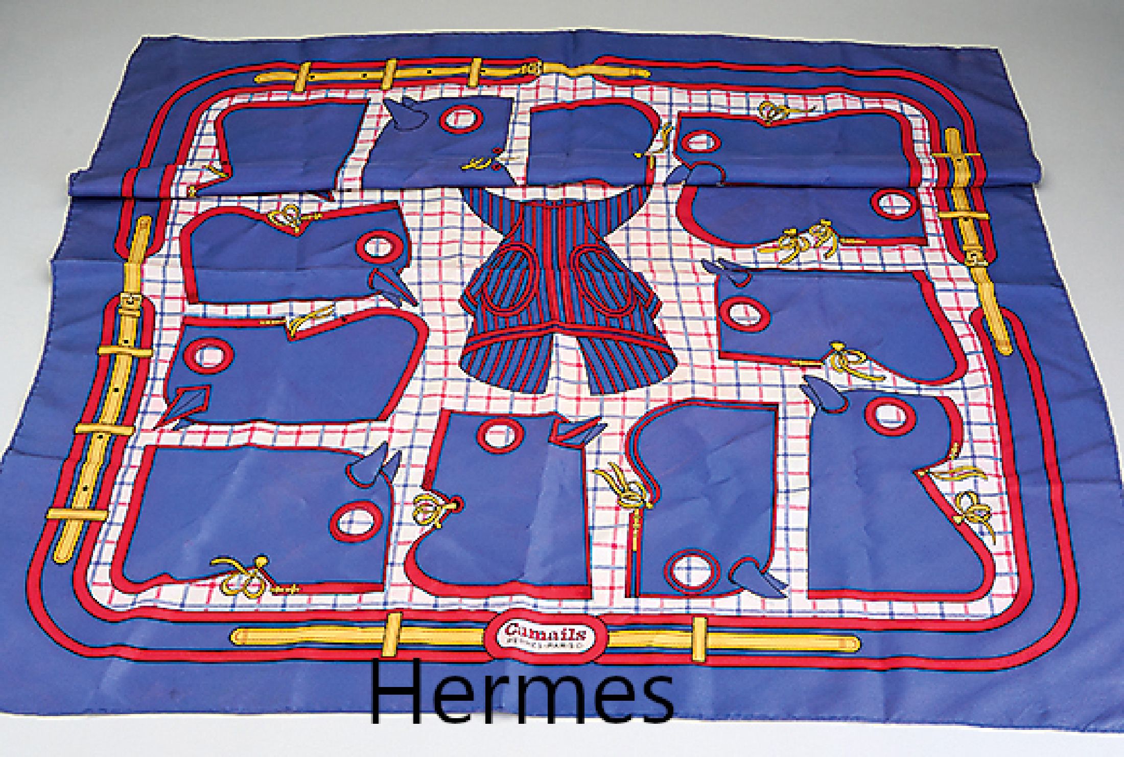 HERMES Carree, 100% Seide, Modell "Camails", Entwurf Francoise de la Perriere, ca. 88 x 88 cm, handrolliert, ohne Label, l. Gebr.-Spuren