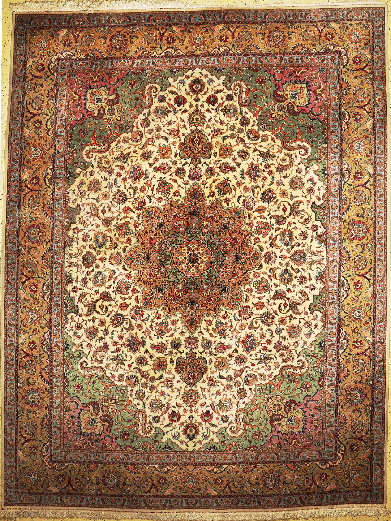 Täbriz fein(50 Raj), Persien, ca. 50 Jahre,Korkwolle auf Baumwolle, ca. 390 x 290 cm, stark verschmutzt, EHZ: 2(Mottenfraß)