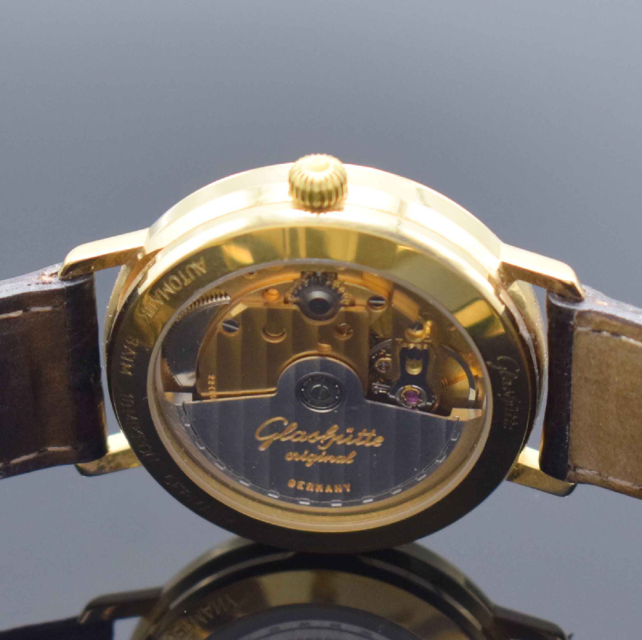 Detail d: GLASHÜTTE ORIGINAL Herrenarmbanduhr, Deutschland um 1993, Automatik, verg. Gehäuse beids. vergl., Boden aufgedr., weißes Zifferbl. m. röm. ...