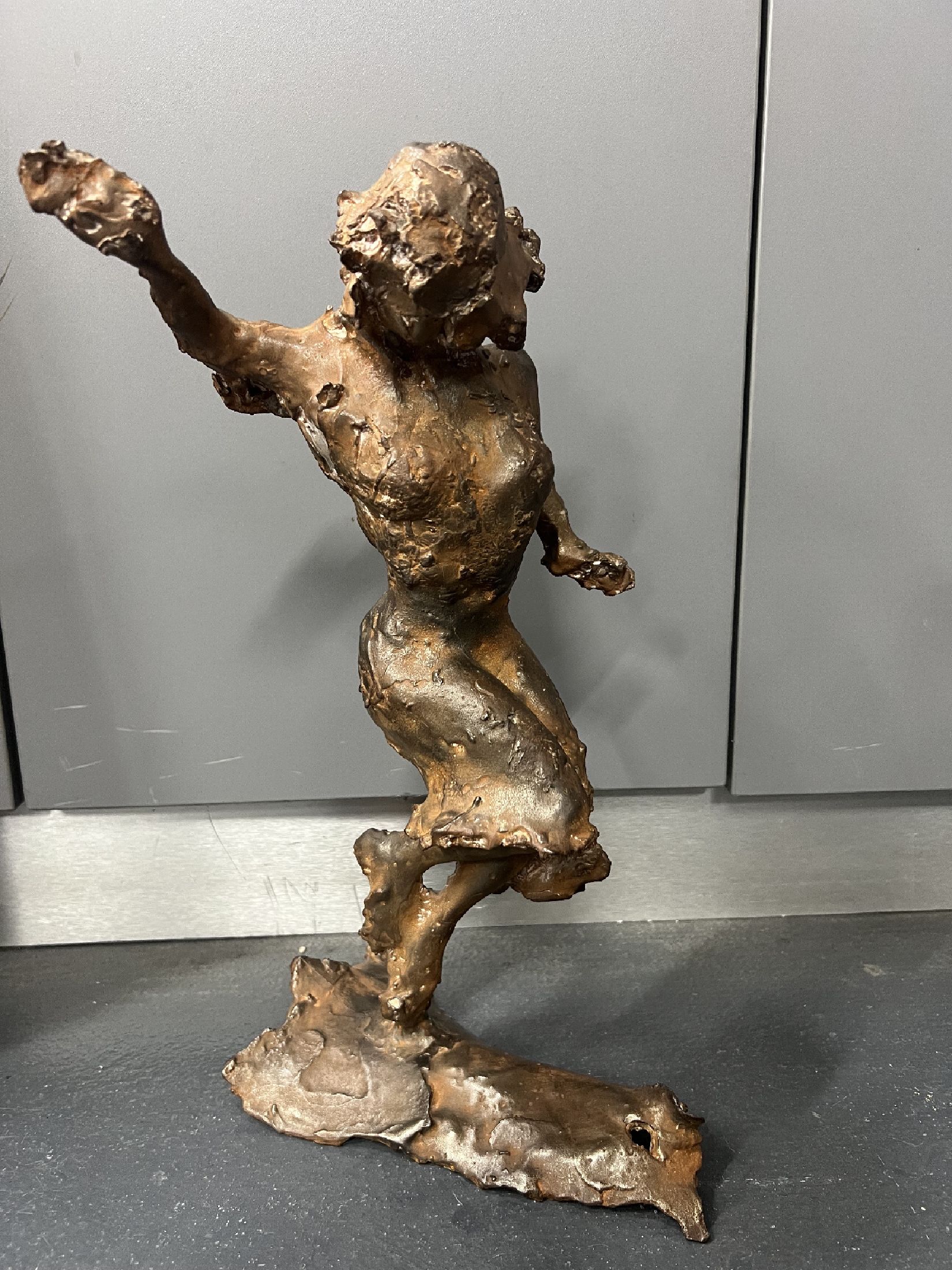 Karl Heinz Oswald, geb. 1958, Yeah 4, Eisenplastik aus dem Jahr 2001, am Boden signiert und num. 1/6, ca. 41cm