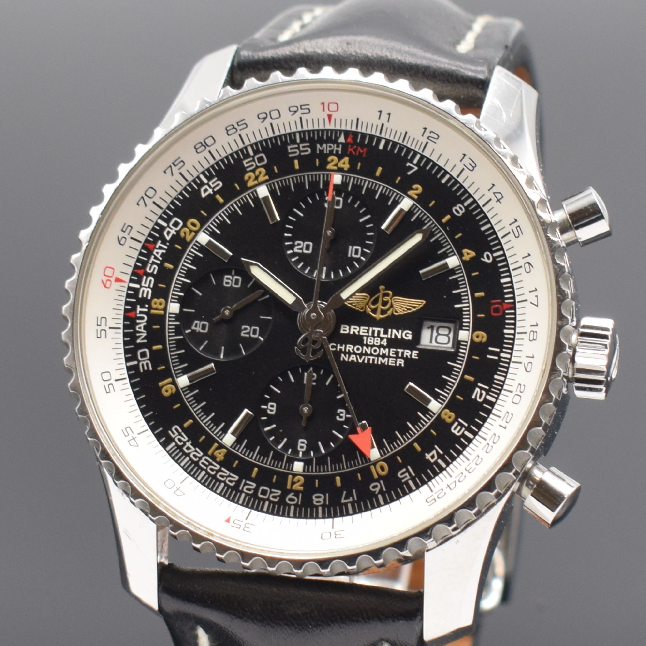 Detail a: BREITLING Navitimer World Herrenarmbanduhr mit Chronograph und 2er Zeitzone Referenz A24322, Schweiz um 2008, Automatik, großes Edelstahlgeh., Boden ...