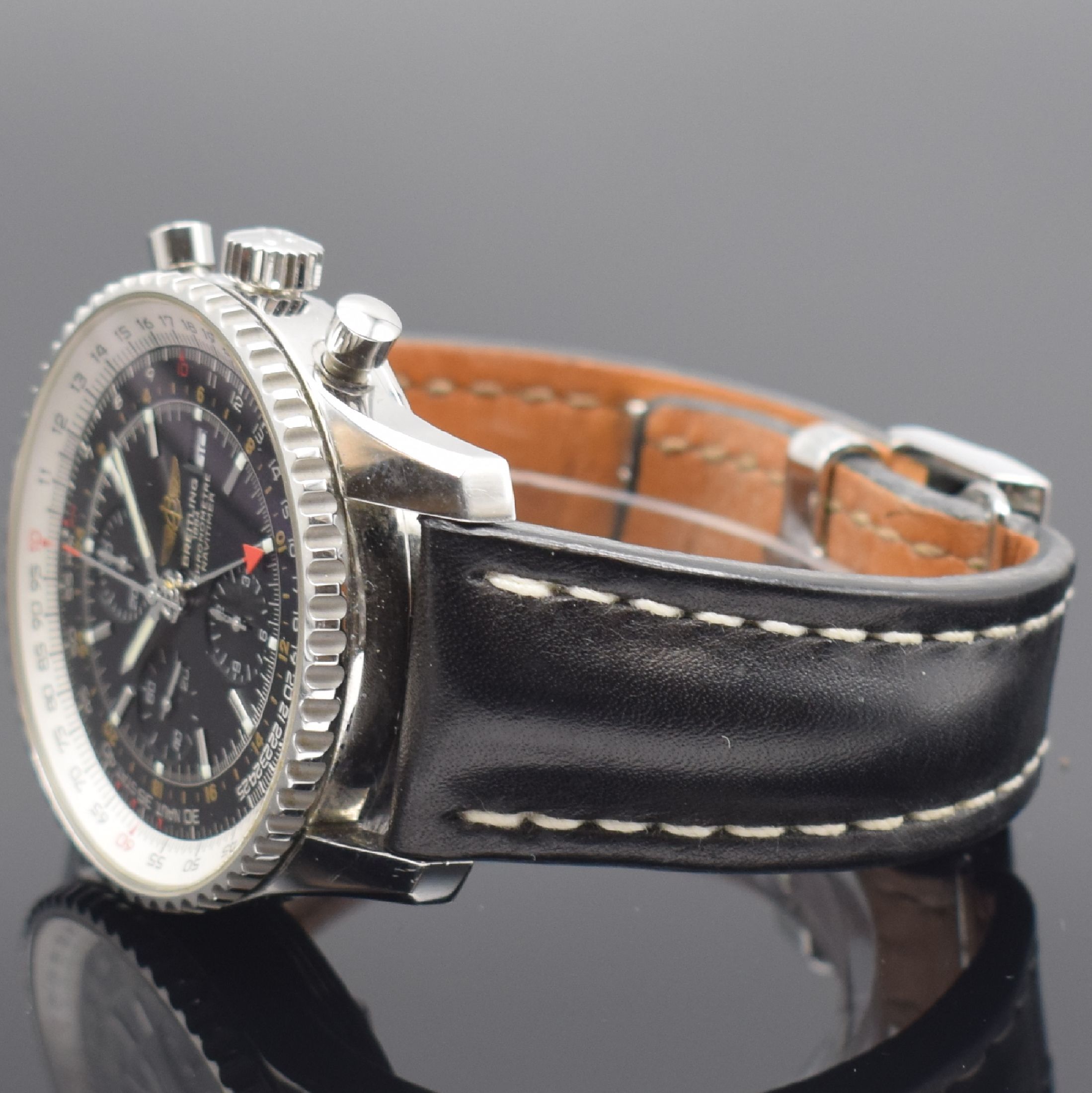 Detail b: BREITLING Navitimer World Herrenarmbanduhr mit Chronograph und 2er Zeitzone Referenz A24322, Schweiz um 2008, Automatik, großes Edelstahlgeh., Boden ...