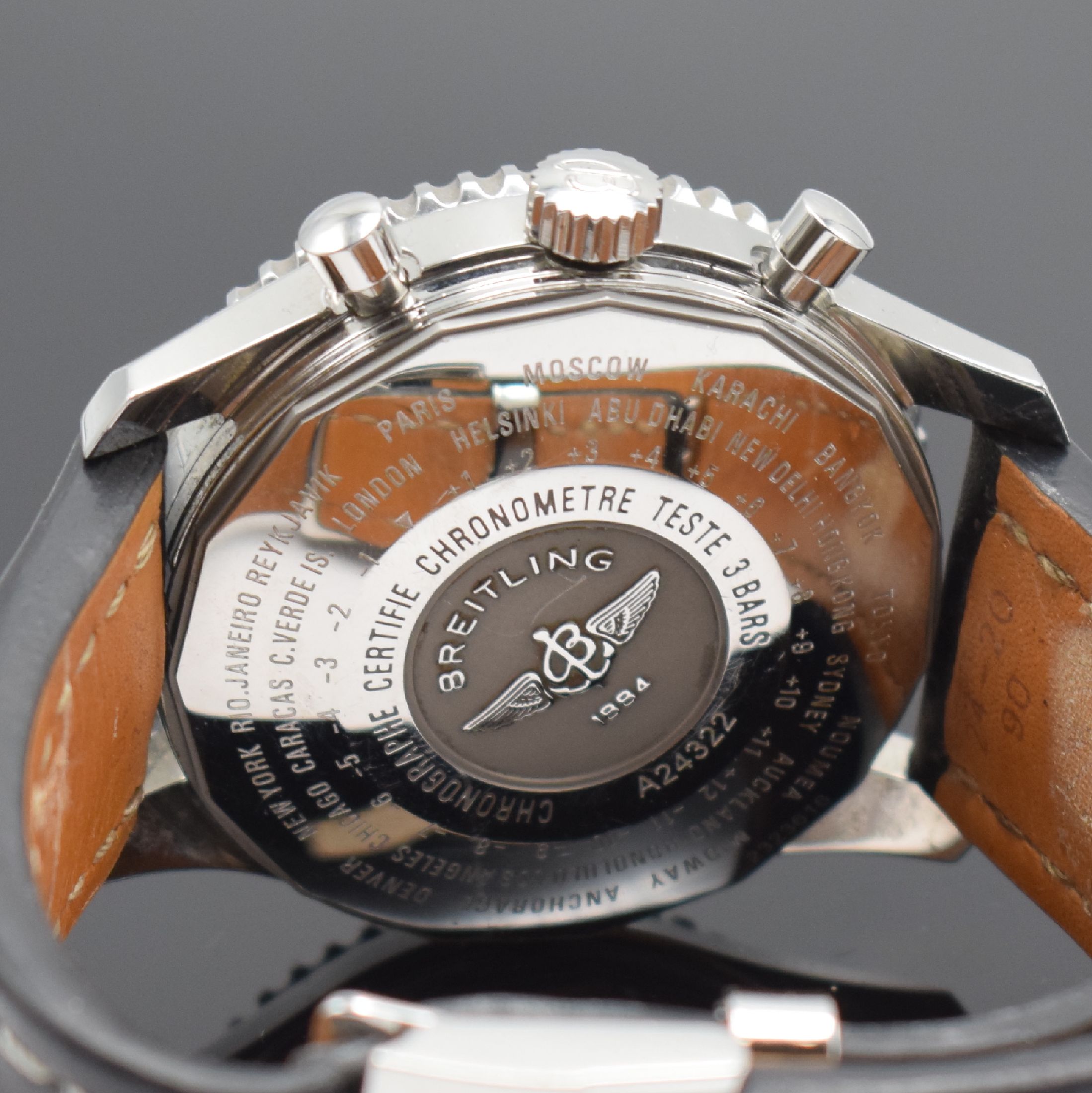 Detail c: BREITLING Navitimer World Herrenarmbanduhr mit Chronograph und 2er Zeitzone Referenz A24322, Schweiz um 2008, Automatik, großes Edelstahlgeh., Boden ...