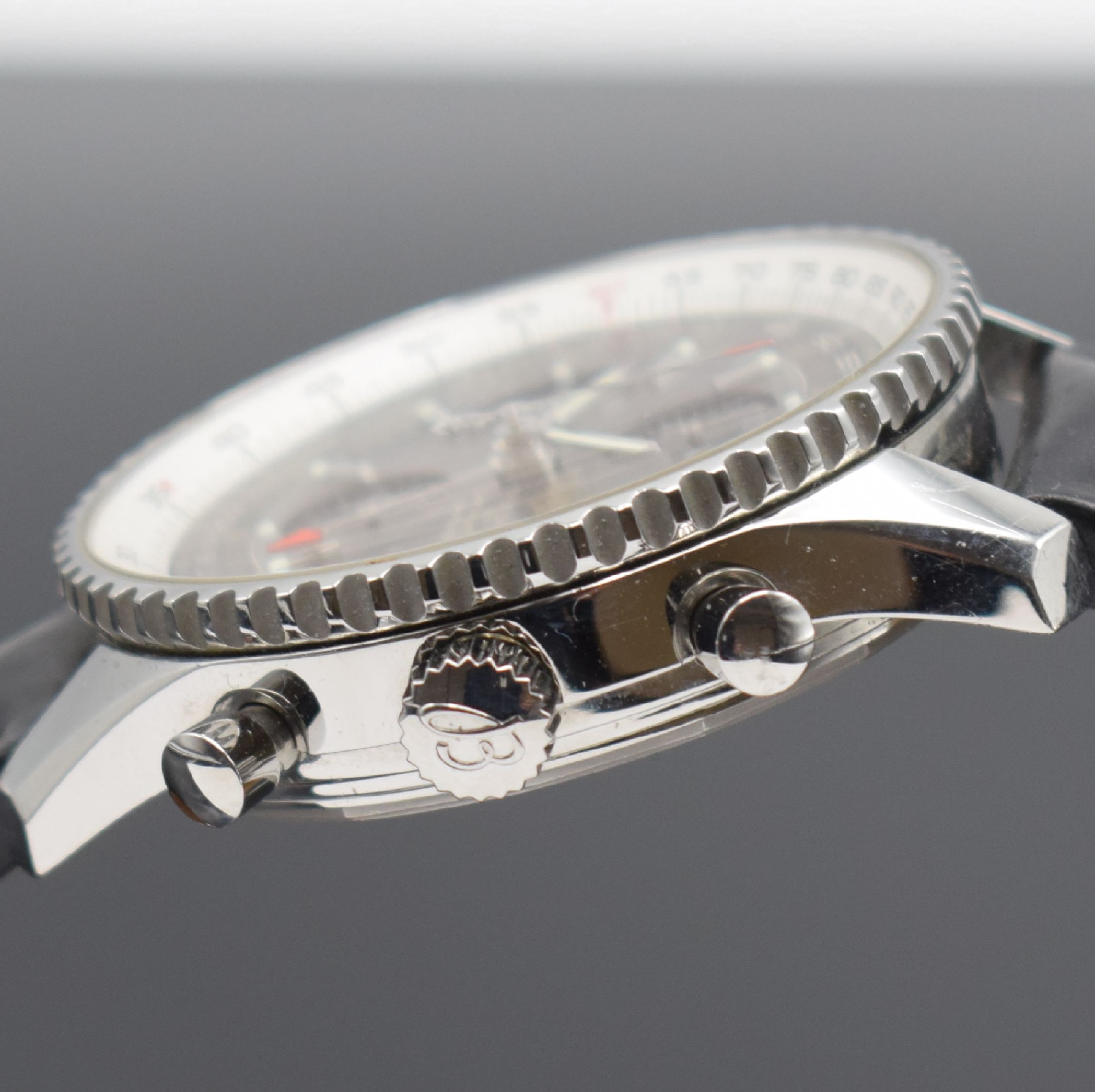 Detail d: BREITLING Navitimer World Herrenarmbanduhr mit Chronograph und 2er Zeitzone Referenz A24322, Schweiz um 2008, Automatik, großes Edelstahlgeh., Boden ...