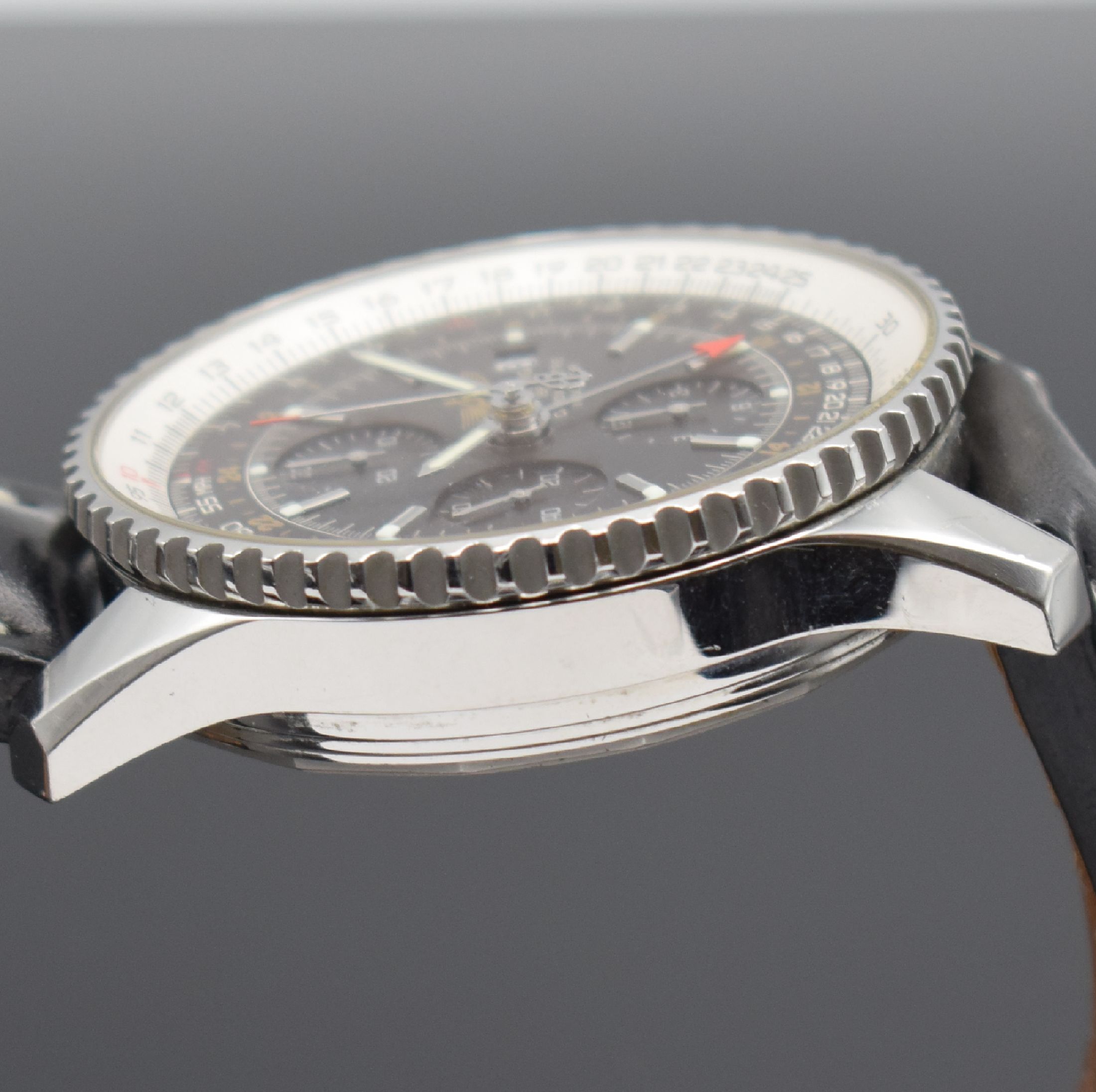 Detail e: BREITLING Navitimer World Herrenarmbanduhr mit Chronograph und 2er Zeitzone Referenz A24322, Schweiz um 2008, Automatik, großes Edelstahlgeh., Boden ...