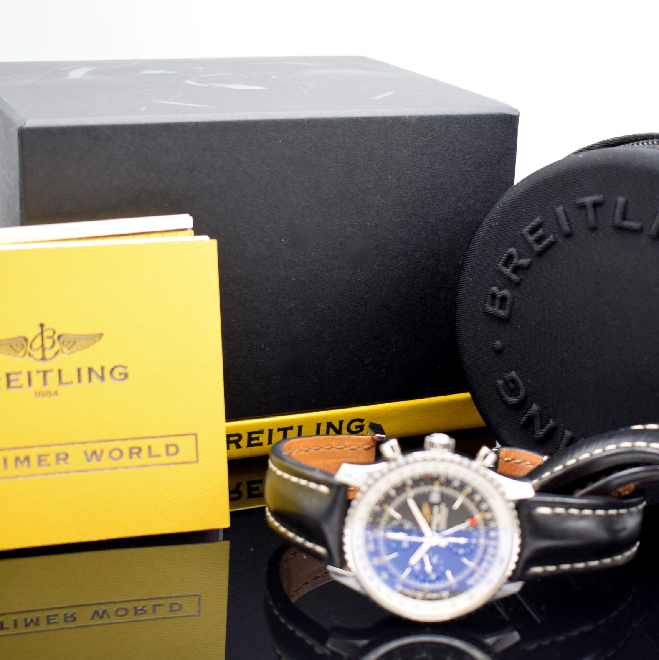 Detail f: BREITLING Navitimer World Herrenarmbanduhr mit Chronograph und 2er Zeitzone Referenz A24322, Schweiz um 2008, Automatik, großes Edelstahlgeh., Boden ...