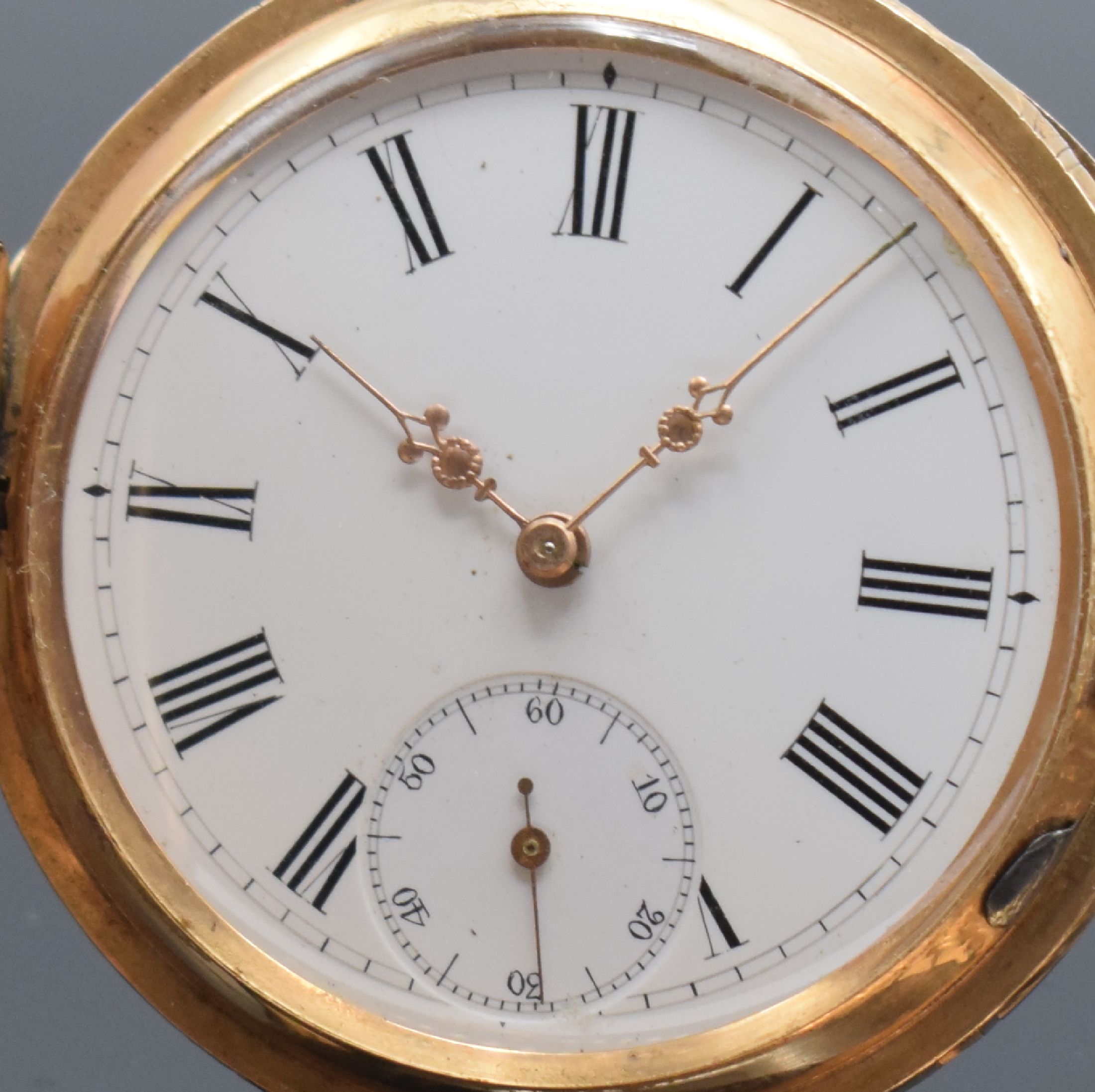 Detail a: Herren-Savonette Taschenuhr in RG 585/000 mit Chatelaine in RG 585/000, Schweiz um 1900, 3-Deckel Goldgeh. l. dell., beide Außenschalen aufw. grav., ...