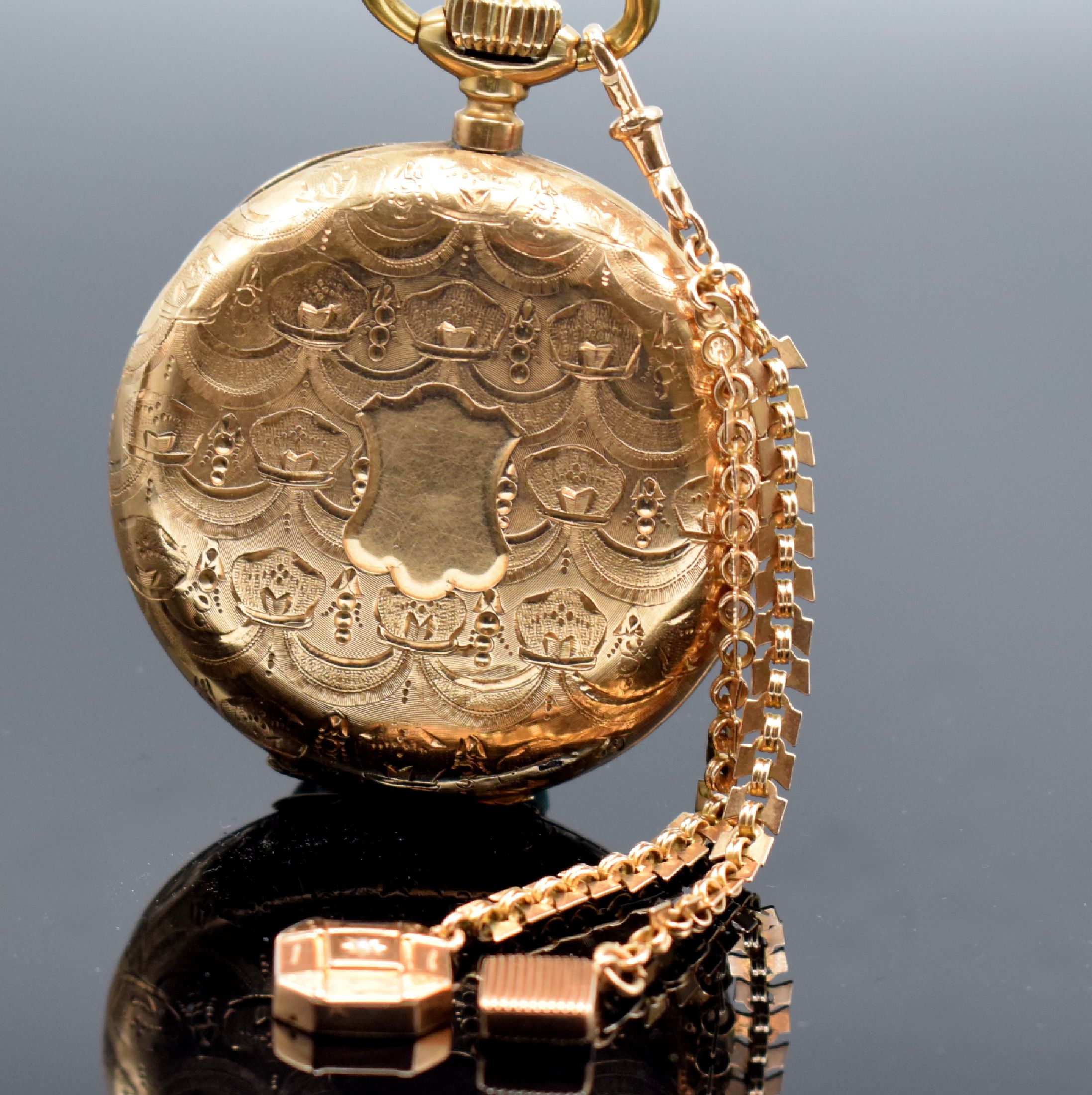 Detail b: Herren-Savonette Taschenuhr in RG 585/000 mit Chatelaine in RG 585/000, Schweiz um 1900, 3-Deckel Goldgeh. l. dell., beide Außenschalen aufw. grav., ...