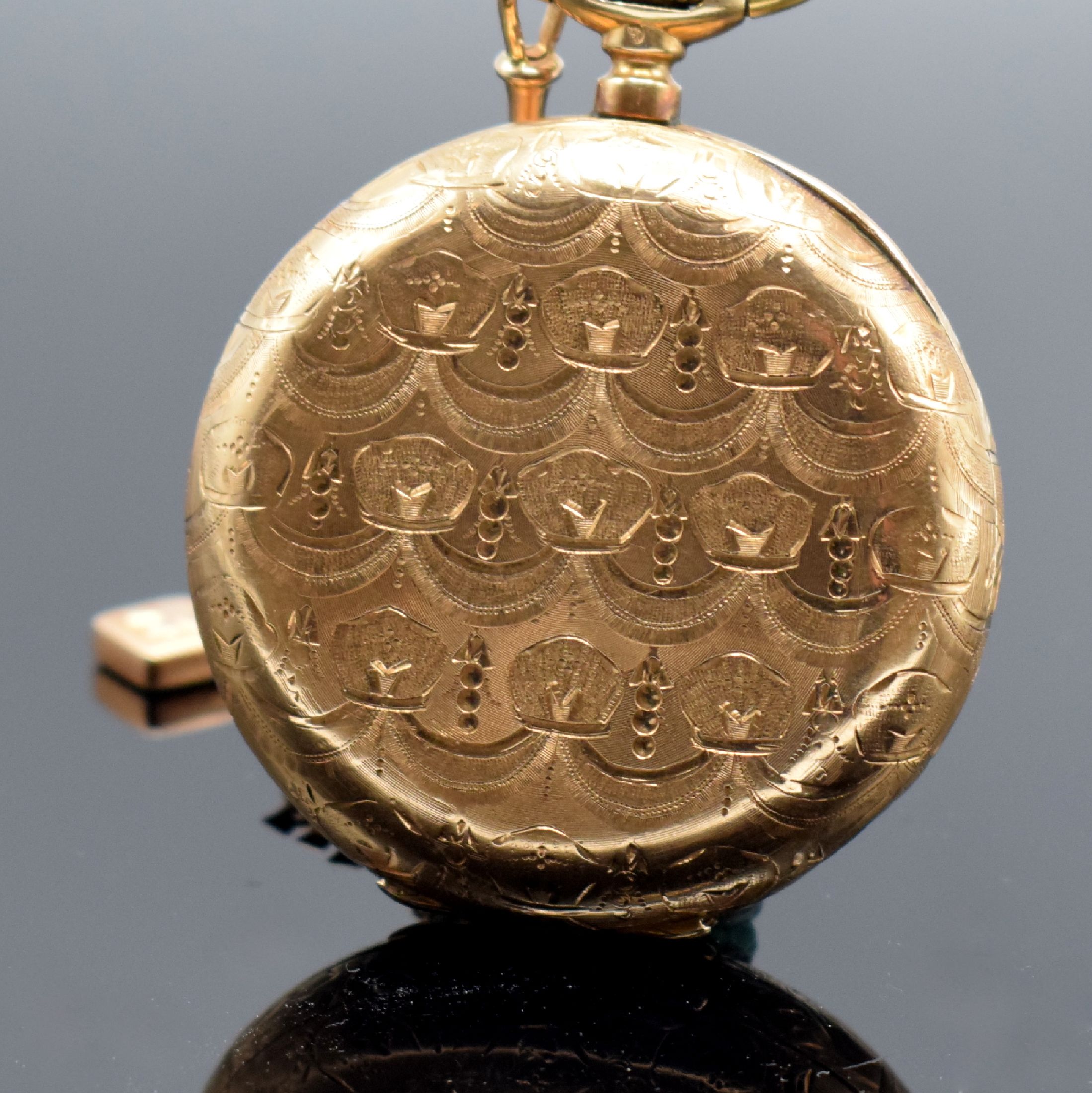 Detail c: Herren-Savonette Taschenuhr in RG 585/000 mit Chatelaine in RG 585/000, Schweiz um 1900, 3-Deckel Goldgeh. l. dell., beide Außenschalen aufw. grav., ...