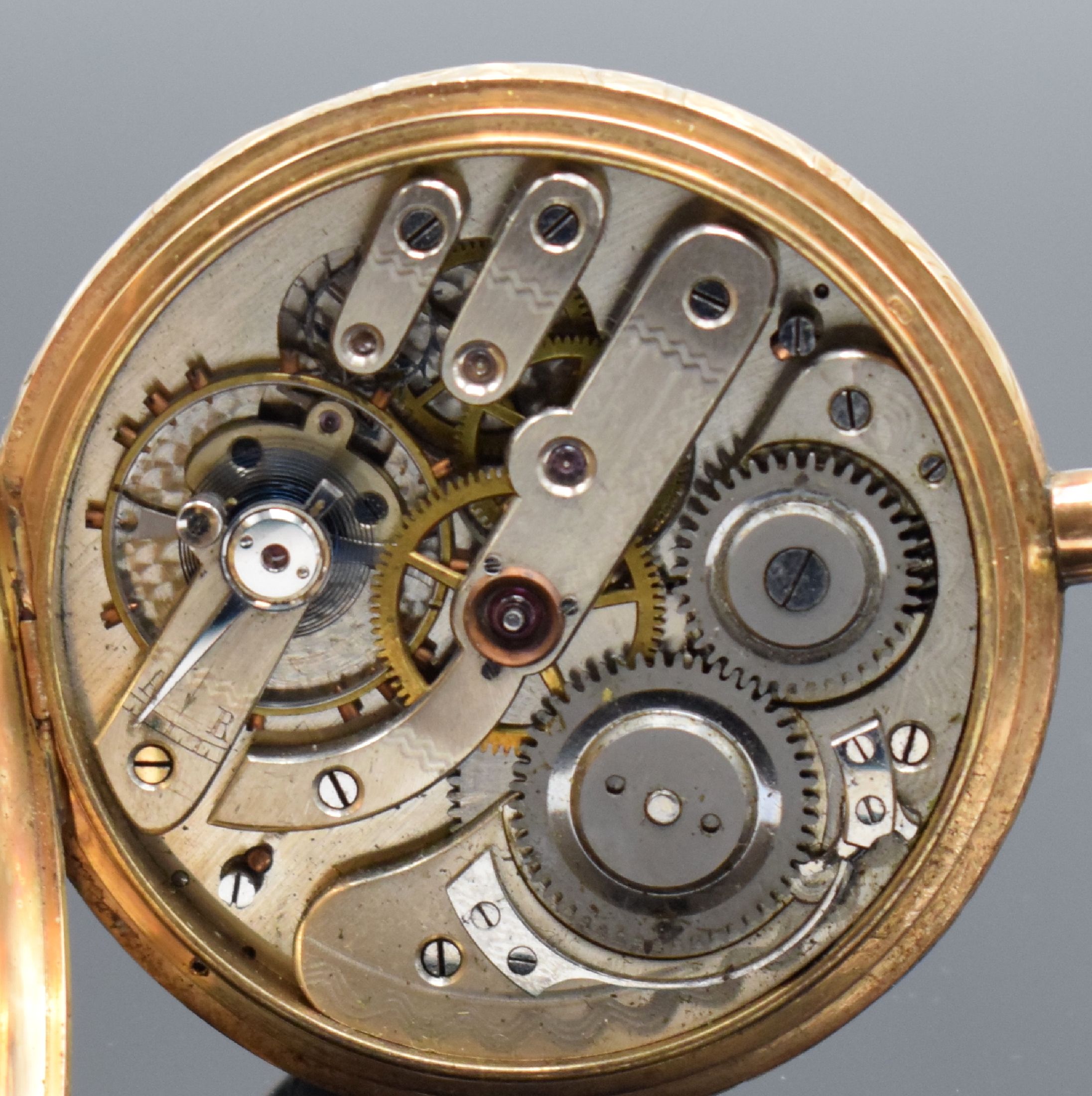 Detail d: Herren-Savonette Taschenuhr in RG 585/000 mit Chatelaine in RG 585/000, Schweiz um 1900, 3-Deckel Goldgeh. l. dell., beide Außenschalen aufw. grav., ...