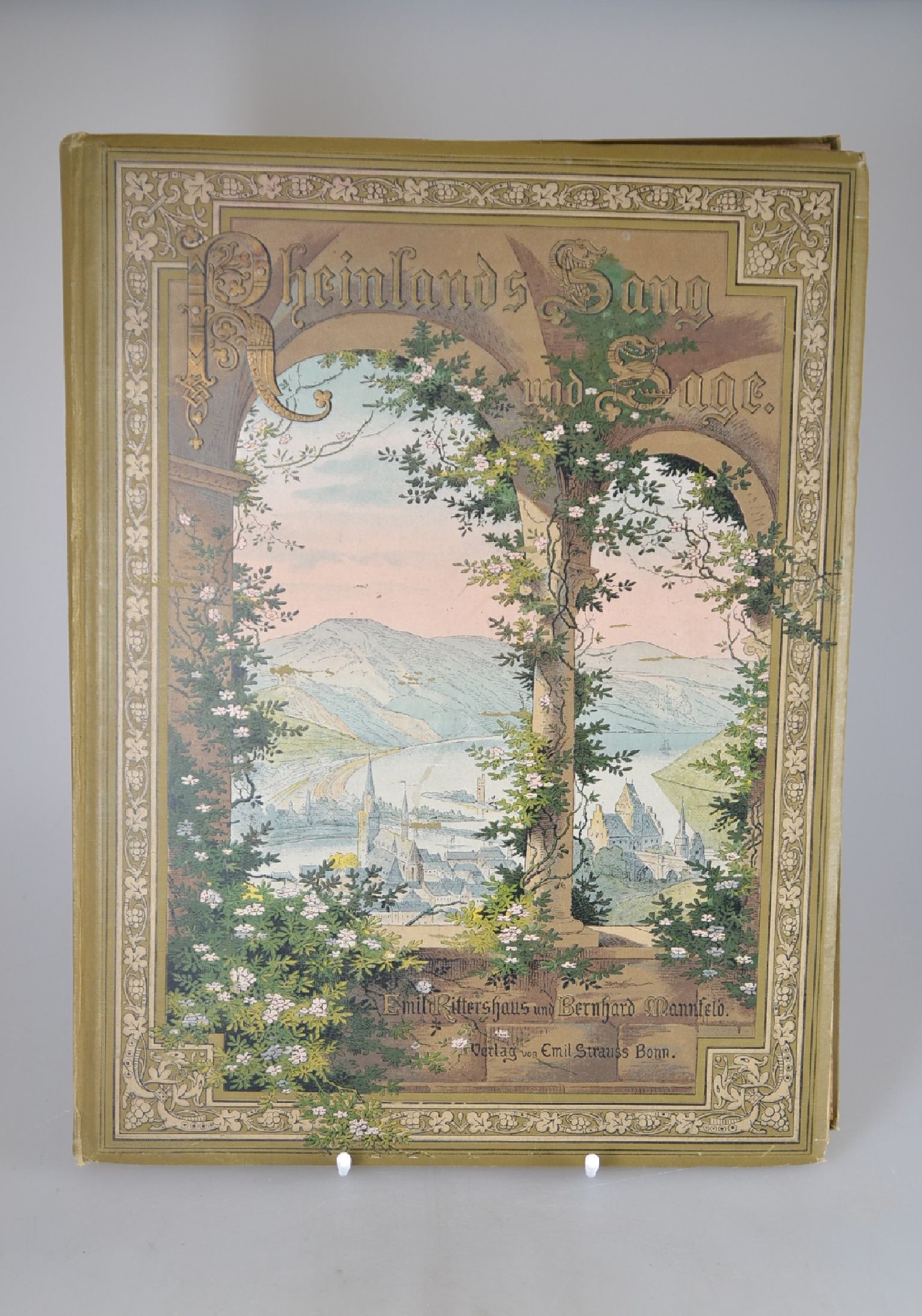Detail b: Rhein und Rheinlande: Rhein-Album, Frankfurt a.M. o.J. (um 1890) und Emil Rittershaus: Rheinlands Sang und Sage, Bonn 1899, Rhein -Album: gezeichnet ...