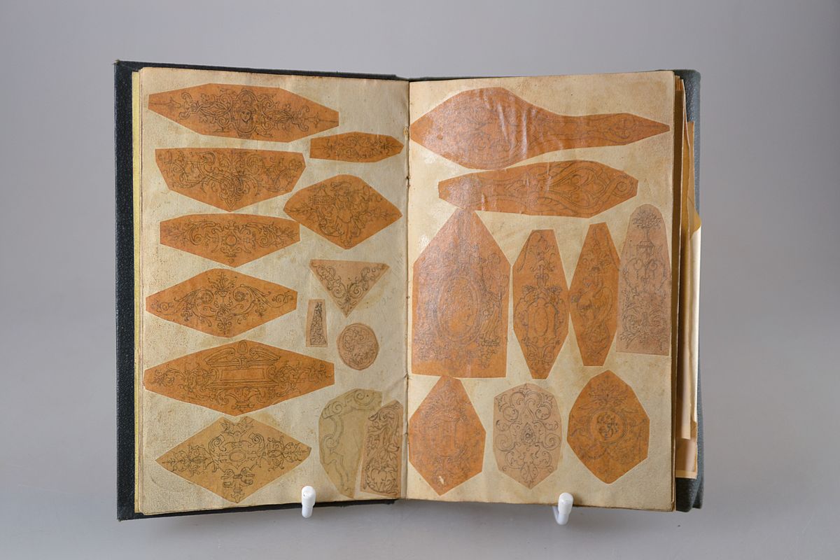 Notizbuch mit Skizzen des Graveurs Gustav Arni, Pforzheim, um 1892, mit Bescheinigung des Gewerbegerichts Pforzheim (1892), überwiegend eingeklebte ...