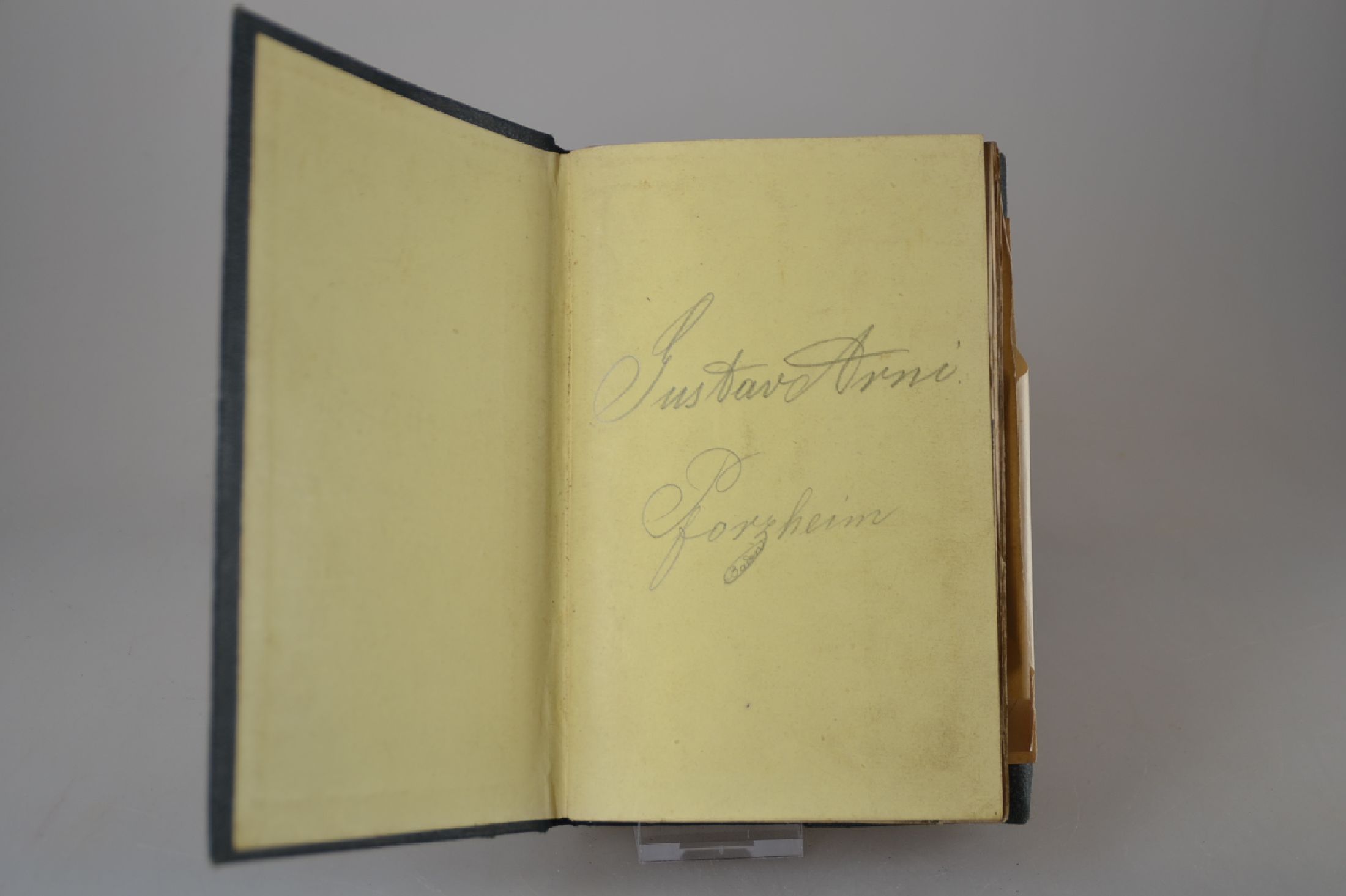 Detail b: Notizbuch mit Skizzen des Graveurs Gustav Arni, Pforzheim, um 1892, mit Bescheinigung des Gewerbegerichts Pforzheim (1892), überwiegend eingeklebte ...