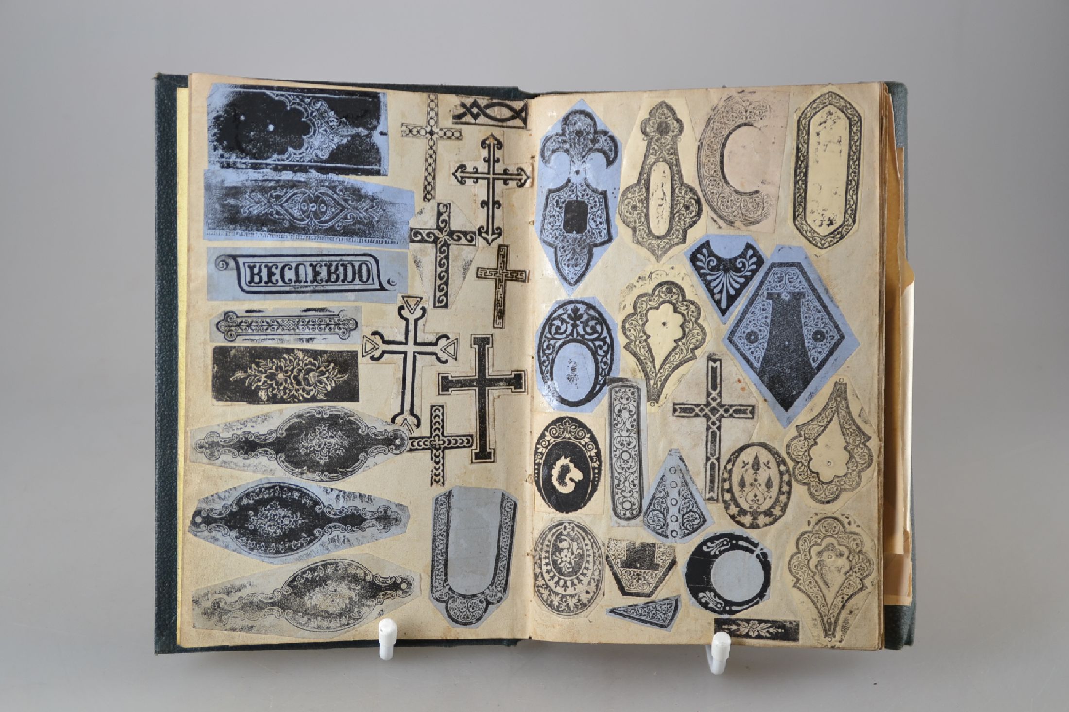 Detail c: Notizbuch mit Skizzen des Graveurs Gustav Arni, Pforzheim, um 1892, mit Bescheinigung des Gewerbegerichts Pforzheim (1892), überwiegend eingeklebte ...