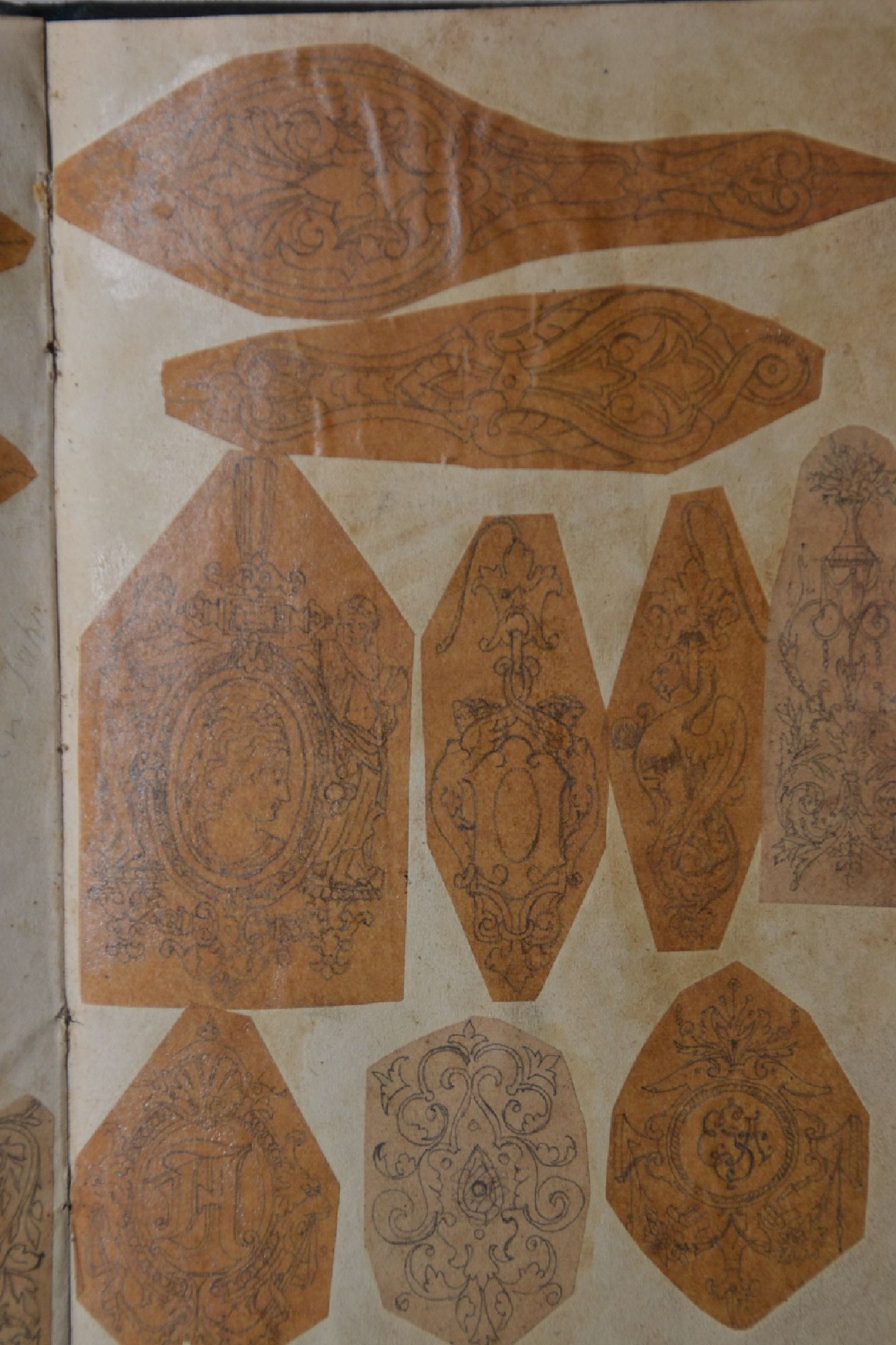 Detail e: Notizbuch mit Skizzen des Graveurs Gustav Arni, Pforzheim, um 1892, mit Bescheinigung des Gewerbegerichts Pforzheim (1892), überwiegend eingeklebte ...