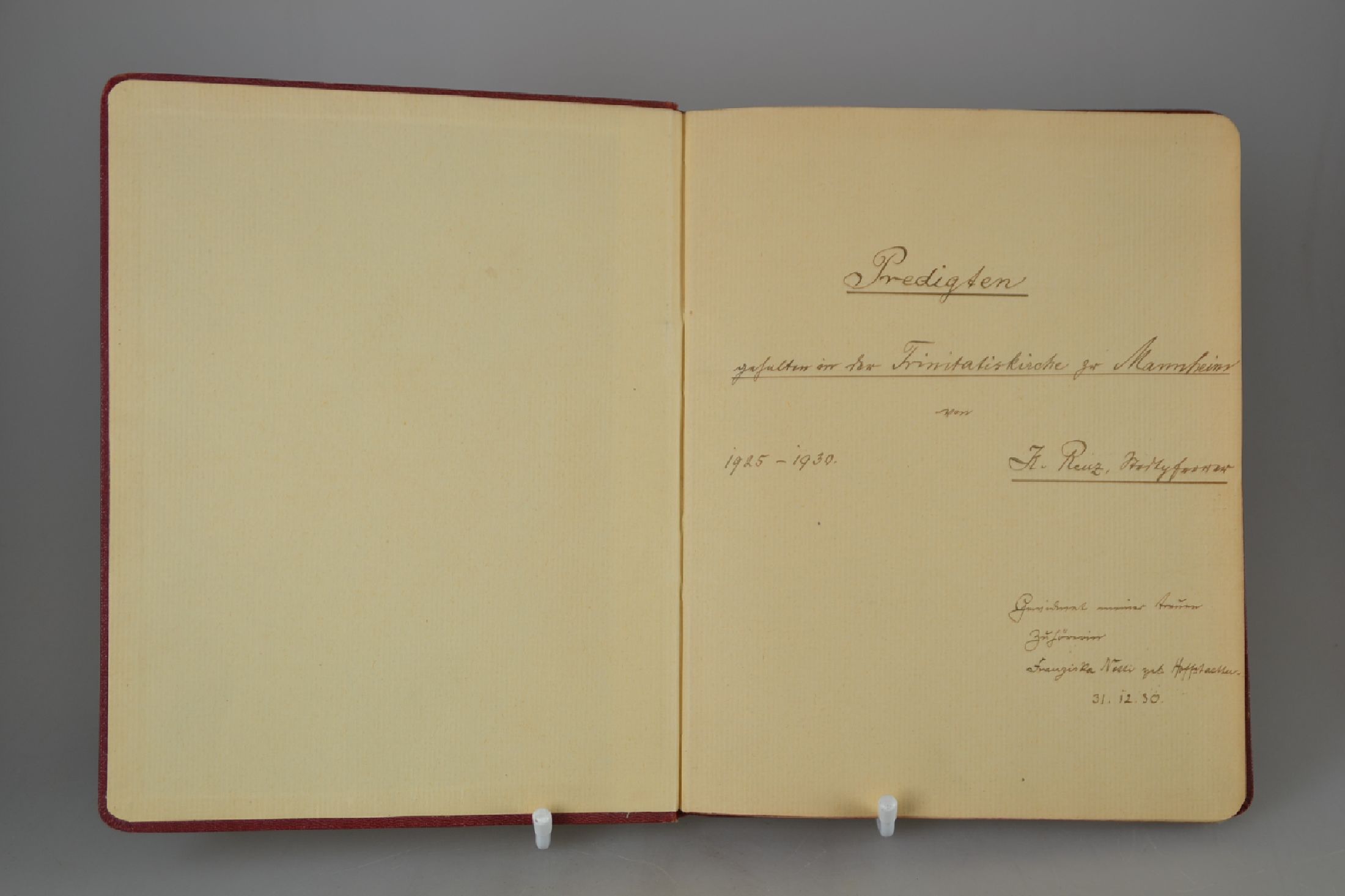 Detail b: Notizbuch mit den "Predigten, gehalten in der Trinitatiskirche zu Mannheim" von Pfarrer Karl Friedrich Renz (1864-1936), 1925-1930, über ...