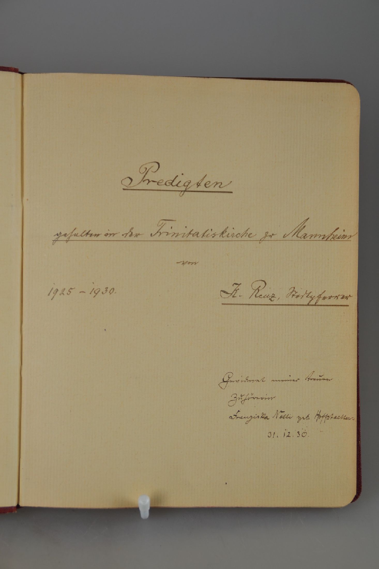 Detail c: Notizbuch mit den "Predigten, gehalten in der Trinitatiskirche zu Mannheim" von Pfarrer Karl Friedrich Renz (1864-1936), 1925-1930, über ...