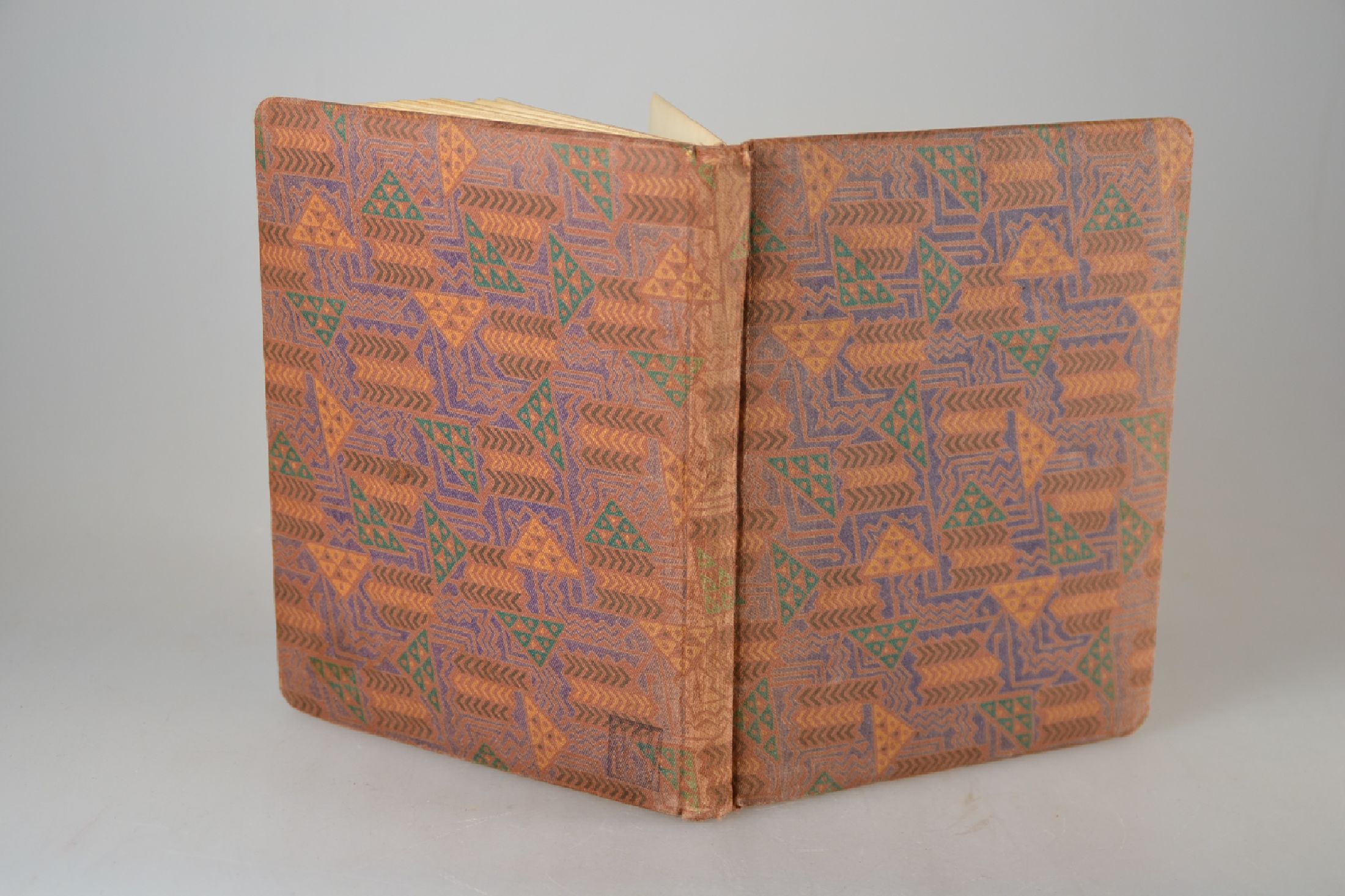 Detail c: Poesiealbum der Wiener Werkstätte, 1930/31, geometrischer Stoffeinband der WW, Vorsatz gestempelt "Wiener Werkstätte", Besitzervermerk ...