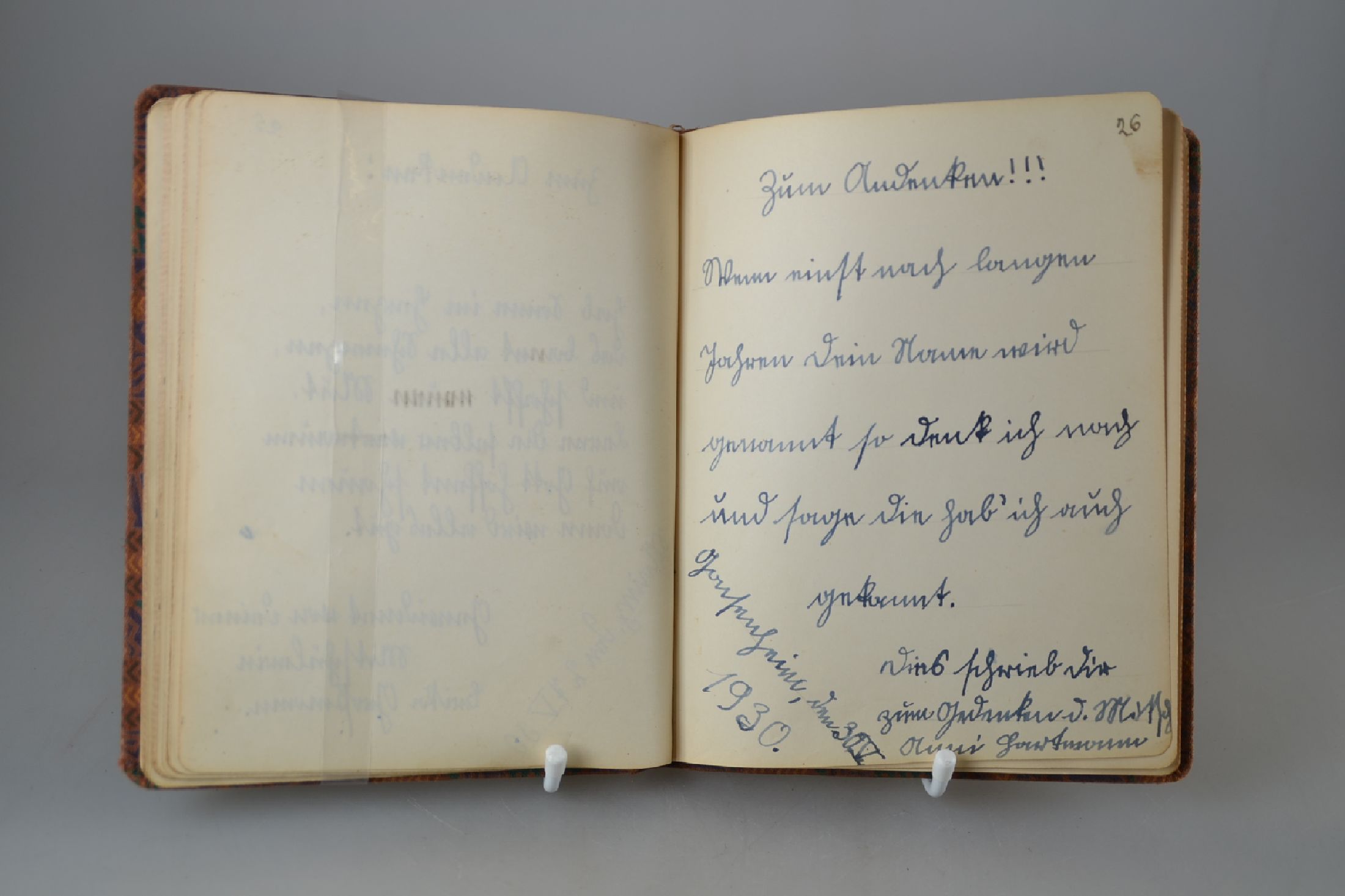 Detail d: Poesiealbum der Wiener Werkstätte, 1930/31, geometrischer Stoffeinband der WW, Vorsatz gestempelt "Wiener Werkstätte", Besitzervermerk ...