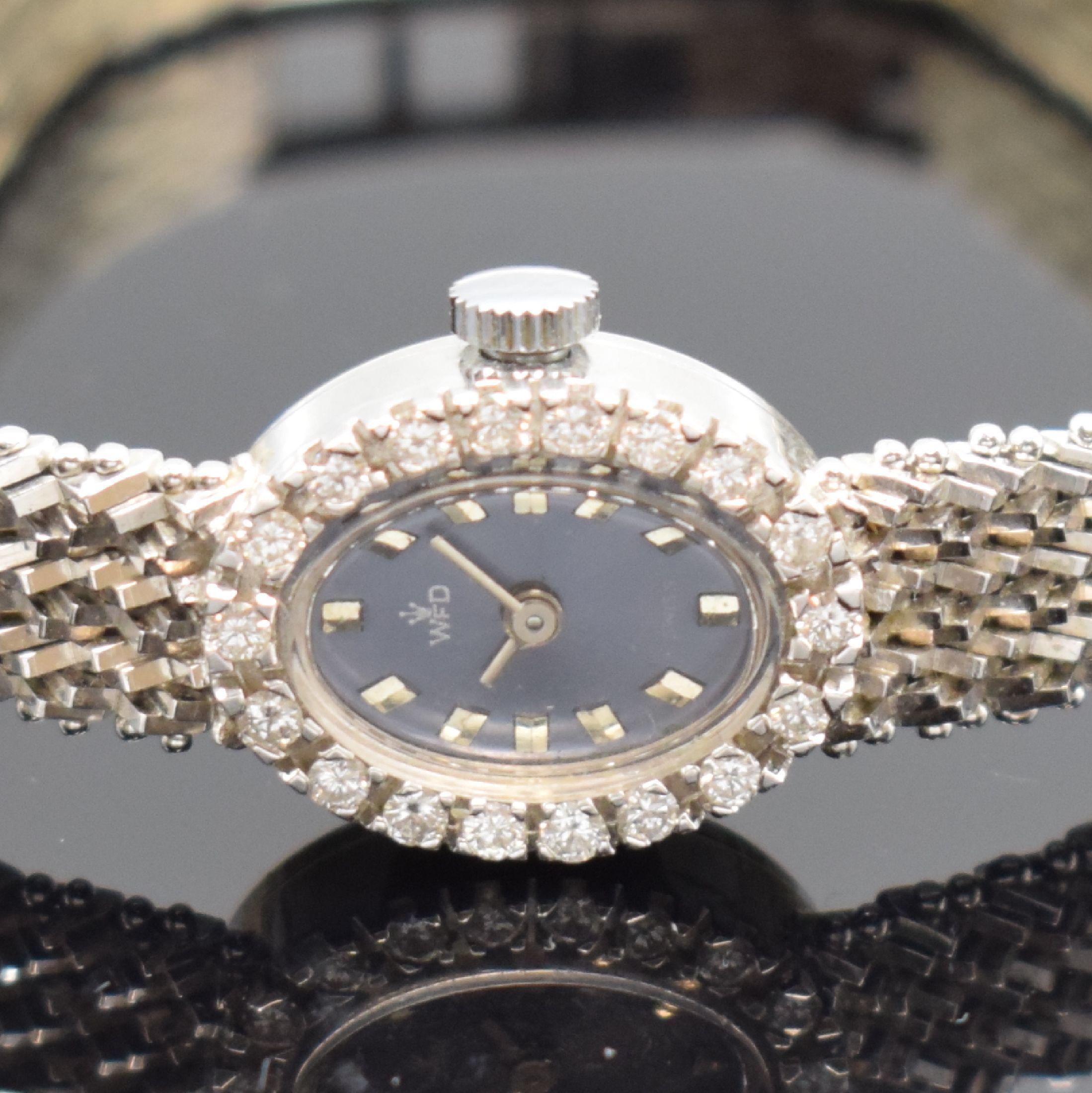Detail a: WFD Damenarmbanduhr in WG 750/000 mit Diamanten, Schweiz um 1965, Handaufzug, Boden aufgedr., Lünette aufw. m. Diamanten bes., blaues Zifferbl. m. ...