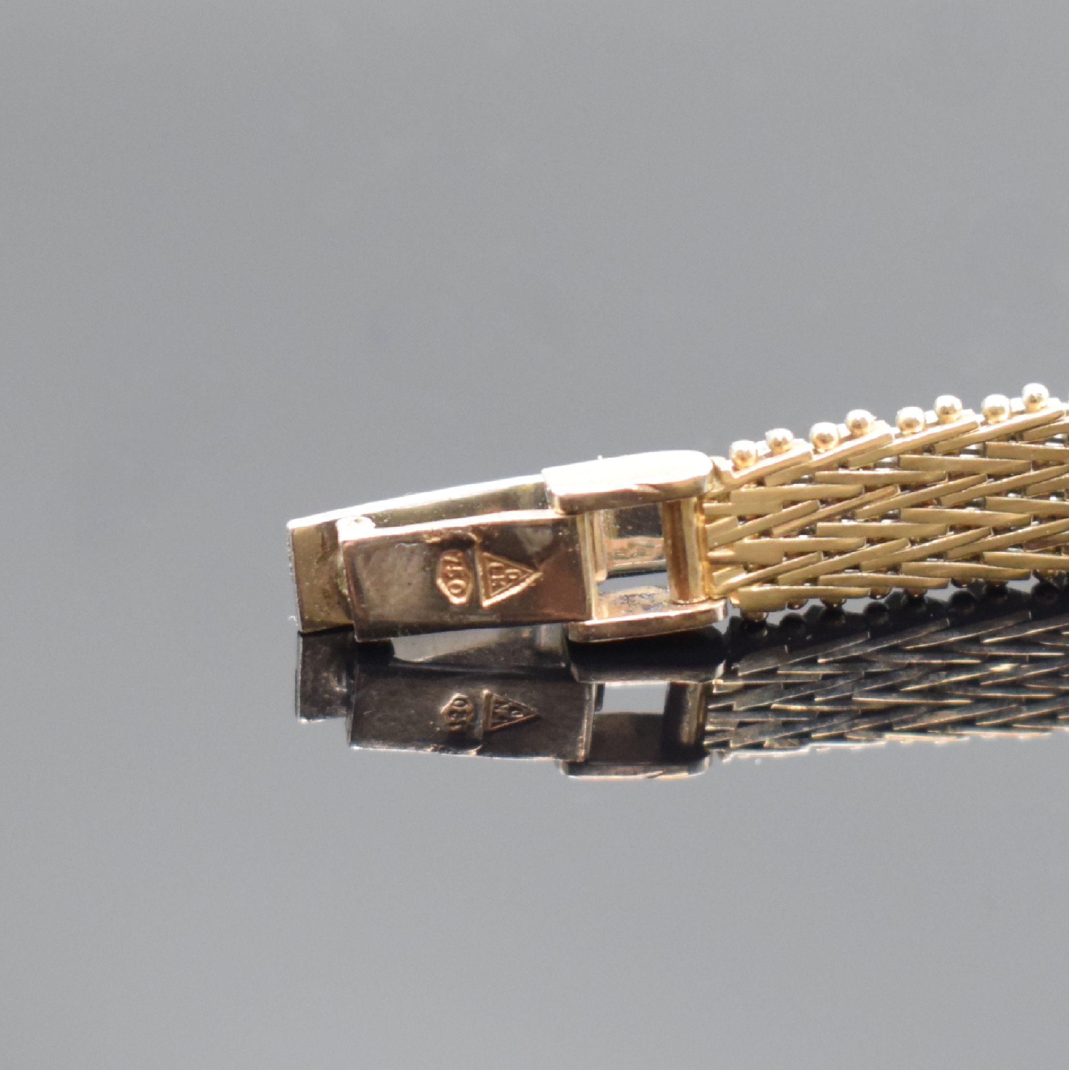 Detail b: WFD Damenarmbanduhr in WG 750/000 mit Diamanten, Schweiz um 1965, Handaufzug, Boden aufgedr., Lünette aufw. m. Diamanten bes., blaues Zifferbl. m. ...