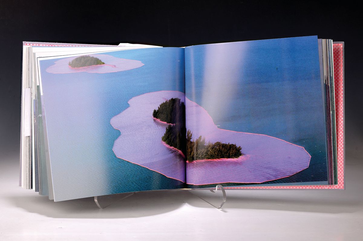 Christo: Surrounded Islands. Biscayne Bay, Greater Miami, Florida, 1980-83, New York, Abrams 1986, 696 S., mit montiertem und handsigniertem ...