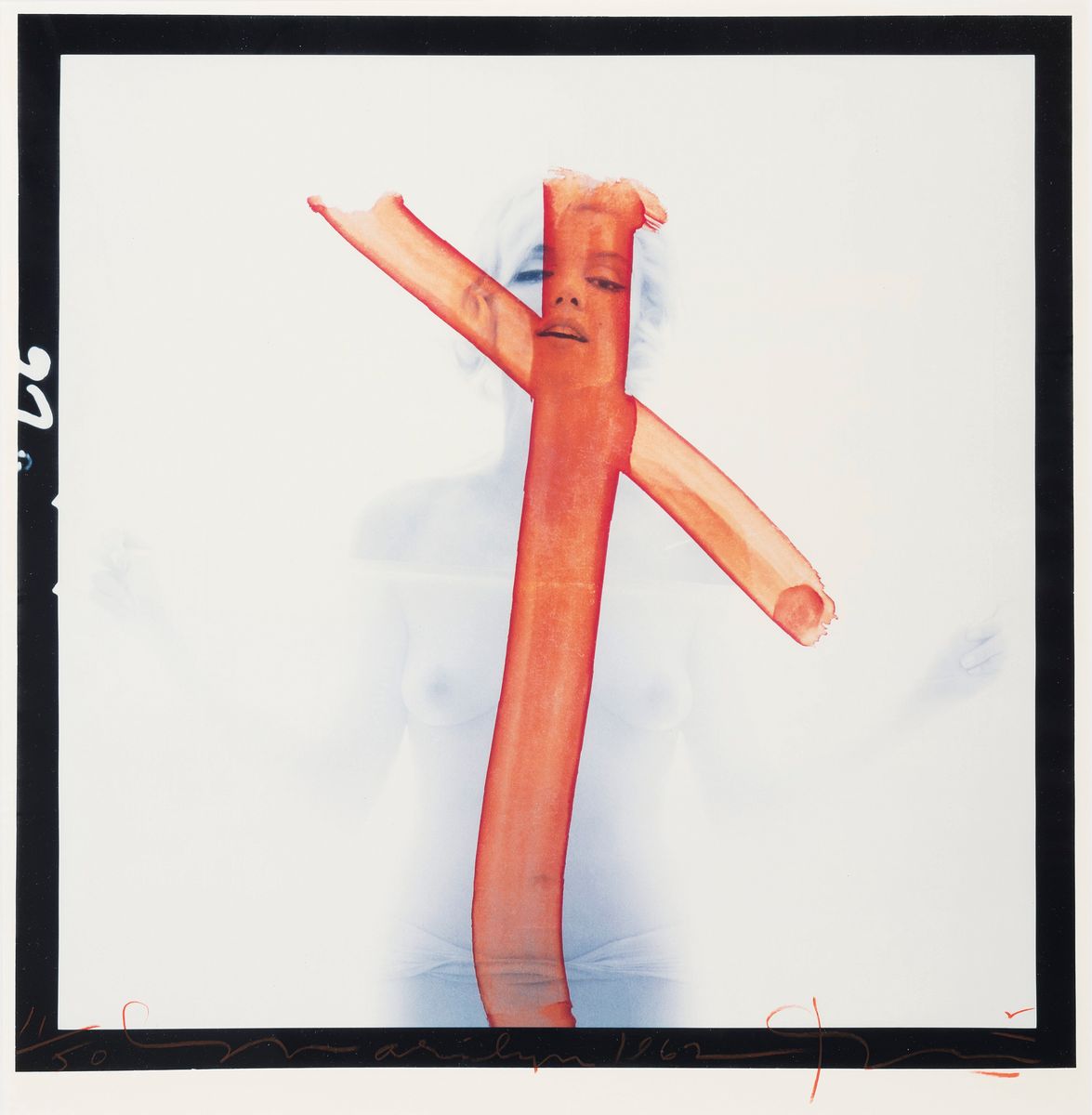 Bert Stern (1929-2013): Marilyn Monroe Crucifix II (aus The last sitting, 1962), Schwarz-weiß-Fotografie mit rotem Kreuz, C -Print, in rot signiert, ...
