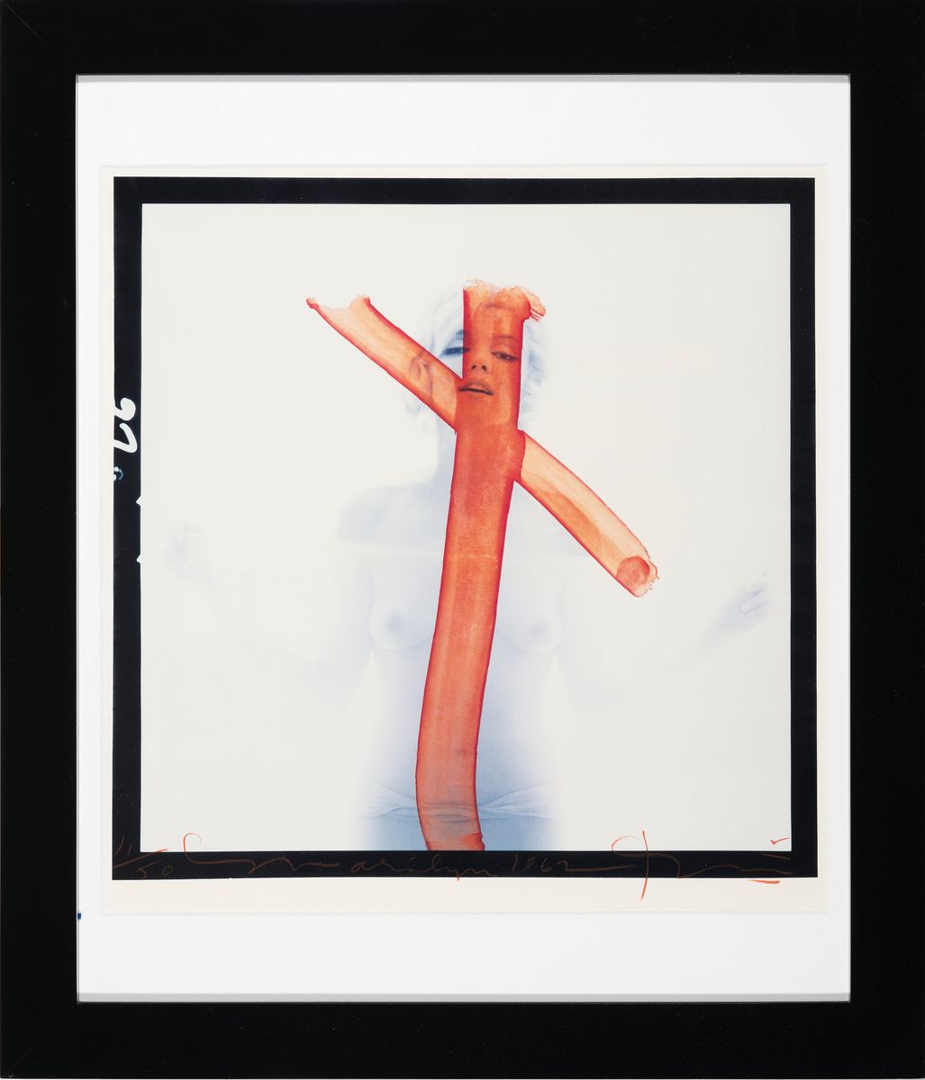 Detail k: Bert Stern (1929-2013): Marilyn Monroe Crucifix II (aus The last sitting, 1962), Schwarz-weiß-Fotografie mit rotem Kreuz, C -Print, in rot signiert, ...