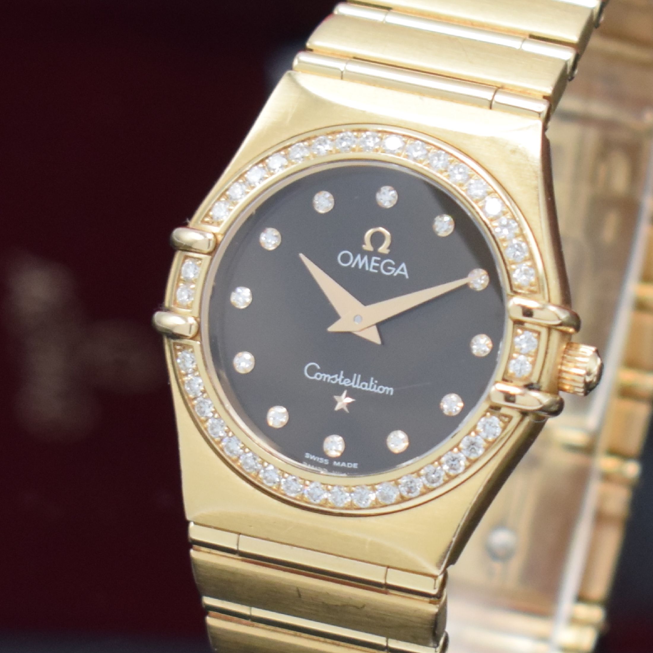Detail a: OMEGA Constellation Damenarmbanduhr in RoseG 750/000 mit Diamanten Referenz 11586000, Schweiz um 2008, quarz, 2-teil. Gehäuse, Boden aufgedr., ...