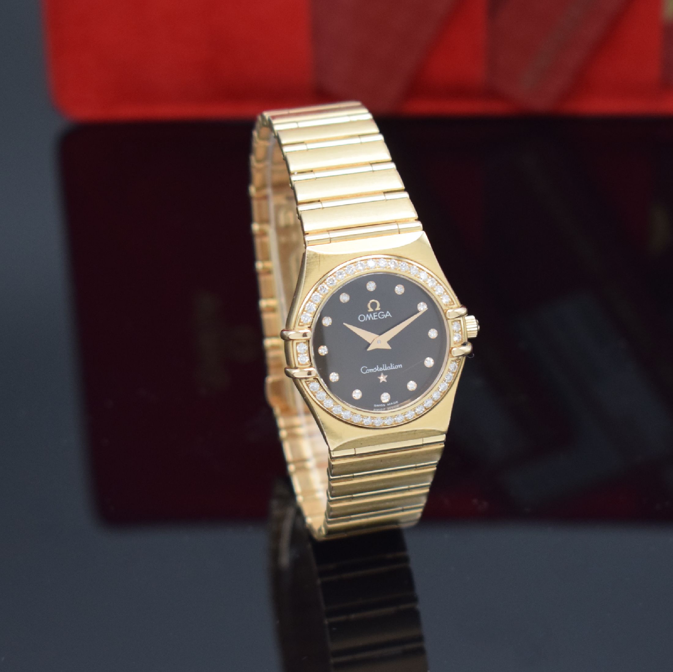 Detail b: OMEGA Constellation Damenarmbanduhr in RoseG 750/000 mit Diamanten Referenz 11586000, Schweiz um 2008, quarz, 2-teil. Gehäuse, Boden aufgedr., ...
