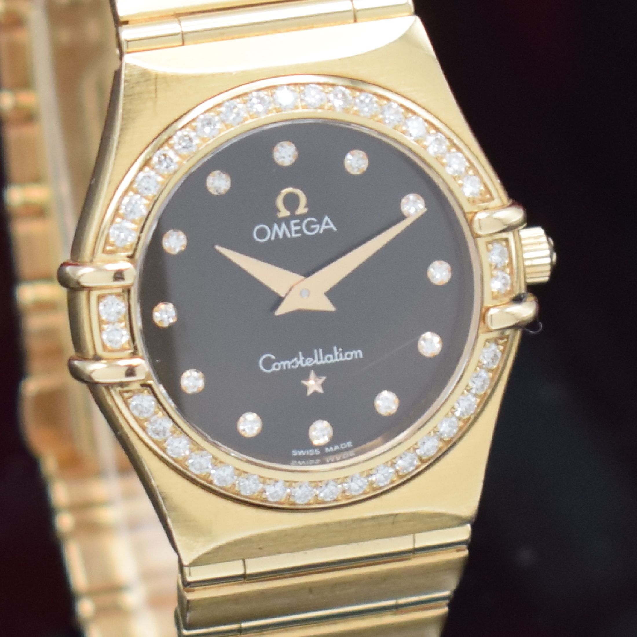 Detail c: OMEGA Constellation Damenarmbanduhr in RoseG 750/000 mit Diamanten Referenz 11586000, Schweiz um 2008, quarz, 2-teil. Gehäuse, Boden aufgedr., ...
