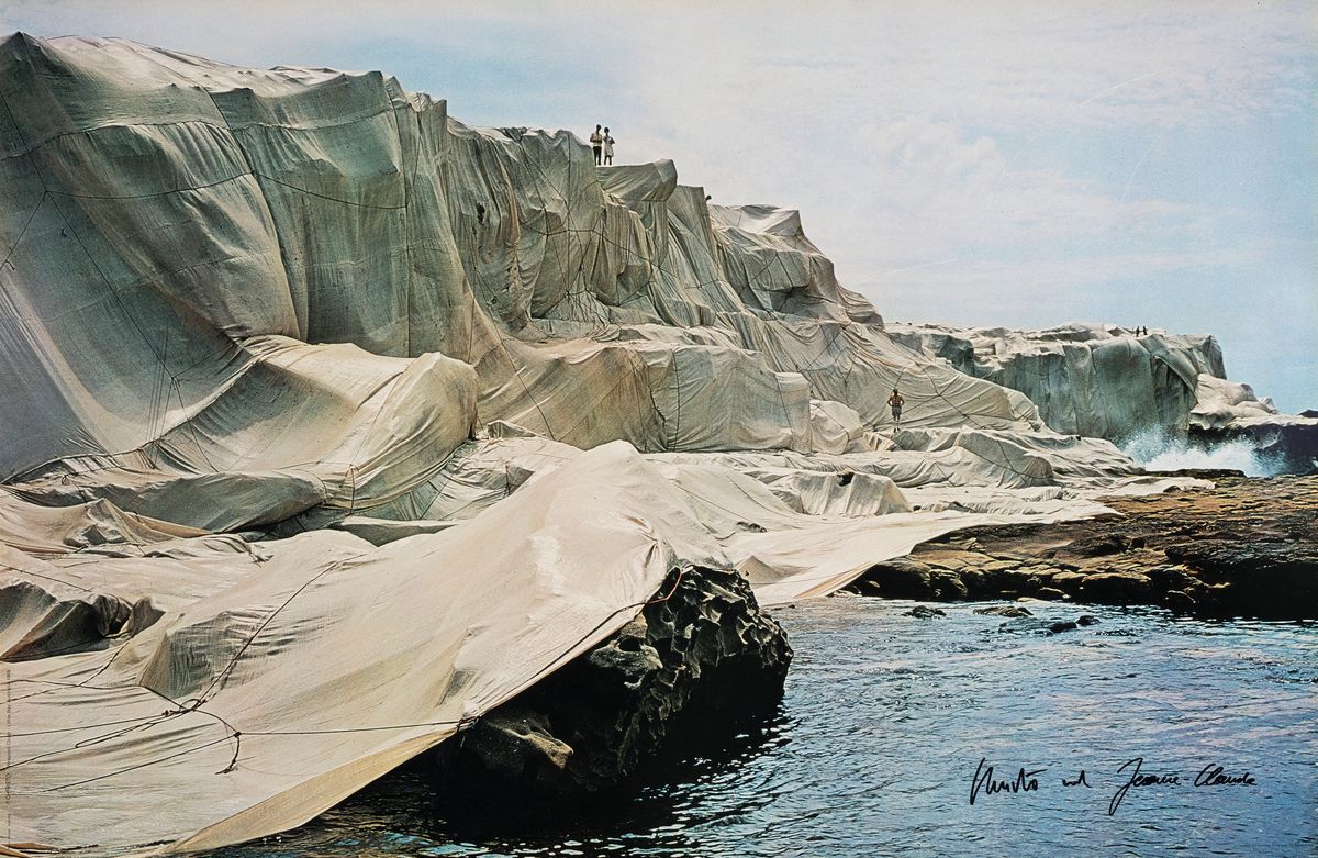 Christo (1935-2020) und Jeanne-Claude (1935- 2009), Wrapped Coast, one million square feet, Little Bay Sydney Australia, Farboffset, von beiden ...