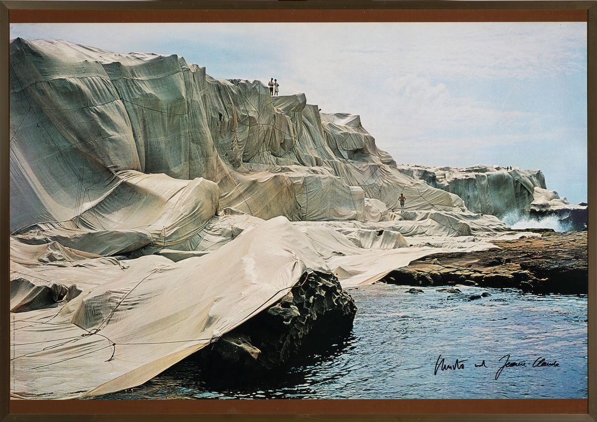 Detail k: Christo (1935-2020) und Jeanne-Claude (1935- 2009), Wrapped Coast, one million square feet, Little Bay Sydney Australia, Farboffset, von beiden ...