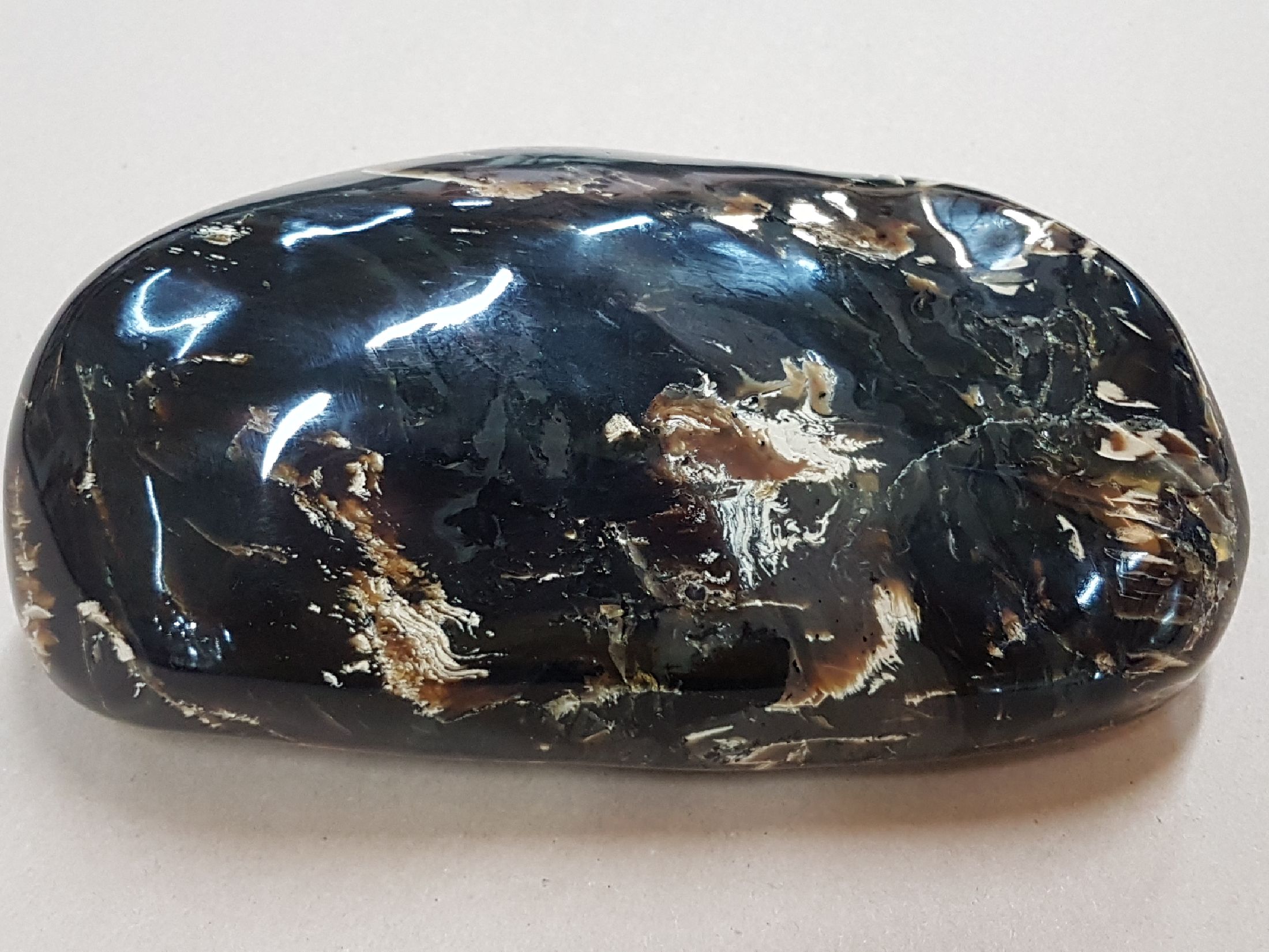 Detail b: Mächtiger und schwerer mehrfarbiger Riesen -Bernstein aus Jambi (West-Sumatra), Indonesien, ca. 23 Mio. Jahre alt, perfekt geschliffener ...