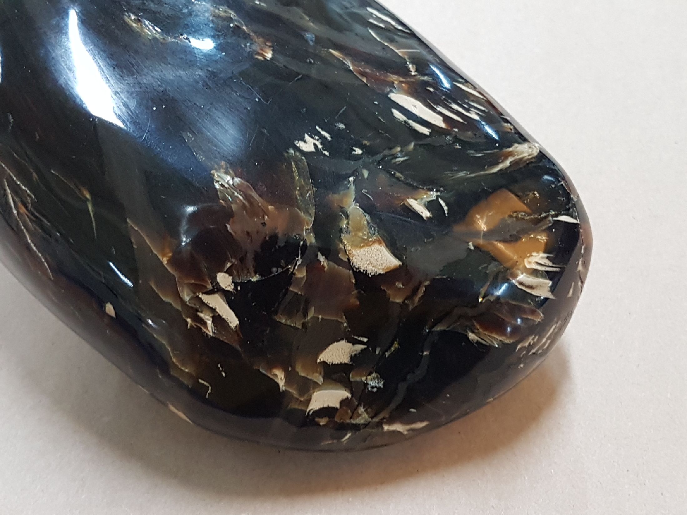 Detail d: Mächtiger und schwerer mehrfarbiger Riesen -Bernstein aus Jambi (West-Sumatra), Indonesien, ca. 23 Mio. Jahre alt, perfekt geschliffener ...