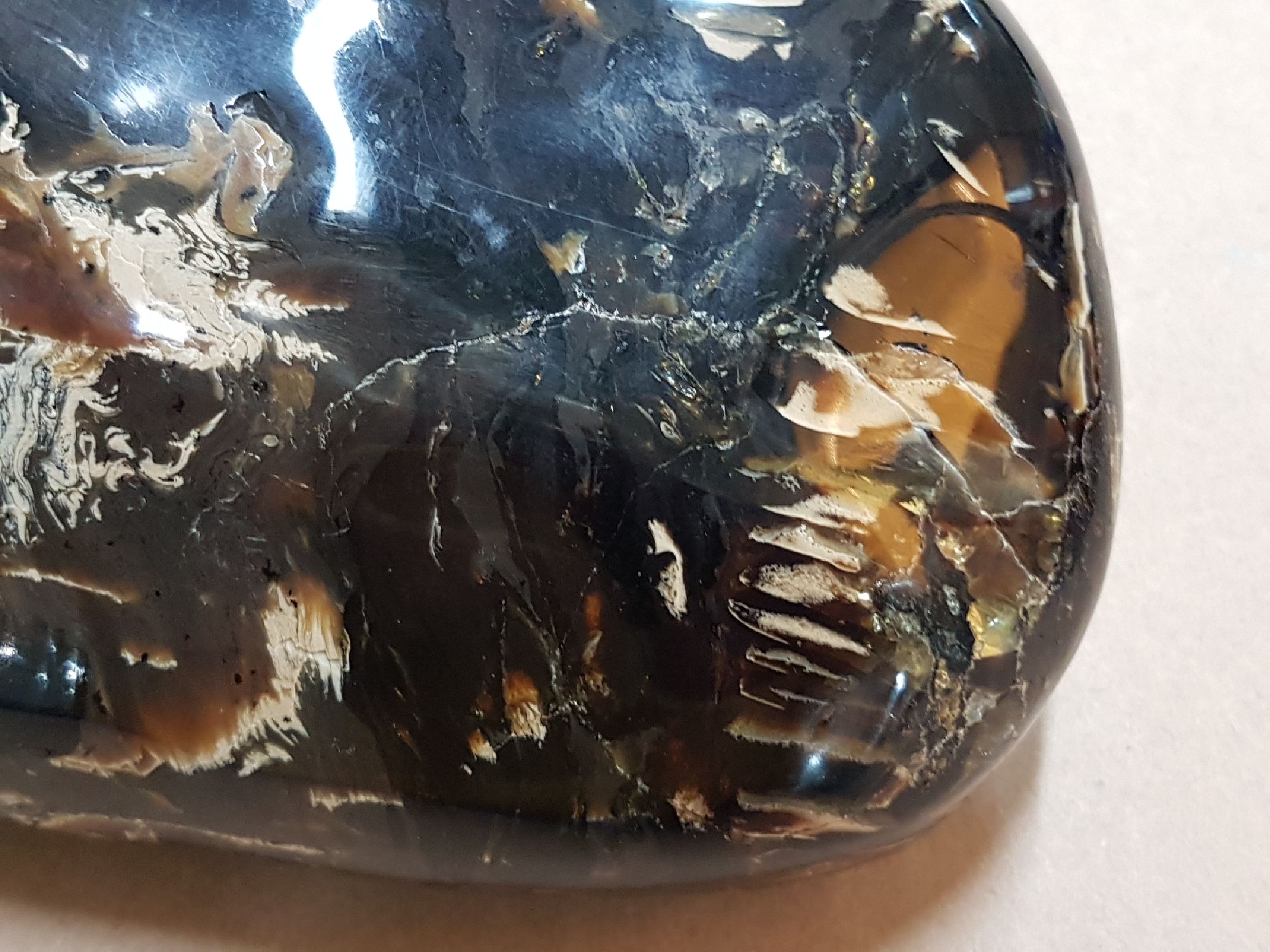 Detail e: Mächtiger und schwerer mehrfarbiger Riesen -Bernstein aus Jambi (West-Sumatra), Indonesien, ca. 23 Mio. Jahre alt, perfekt geschliffener ...