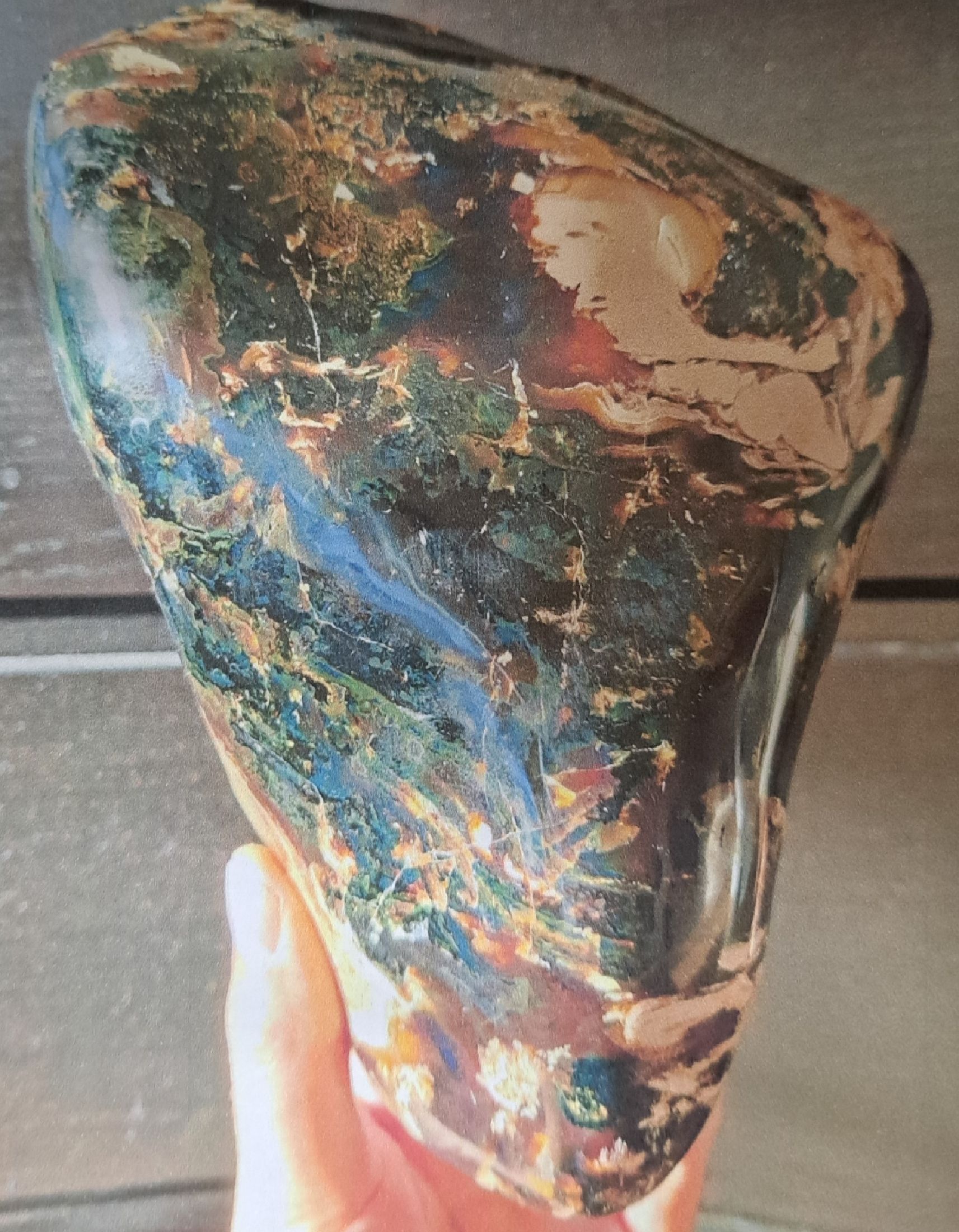 Detail a: Mächtiger und schwerster Multicolor-Riesen- Bernstein aus Jambi (West-Sumatra), Indonesien, ca. 23 Millionen Jahre alt, perfekt geschliffener ...